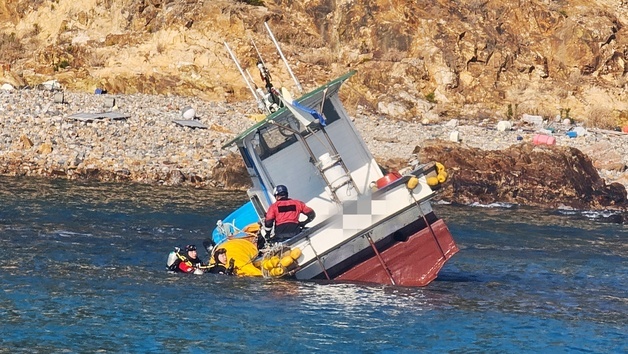 통영 적도 인근서 어선 좌초…승선원 3명 구조