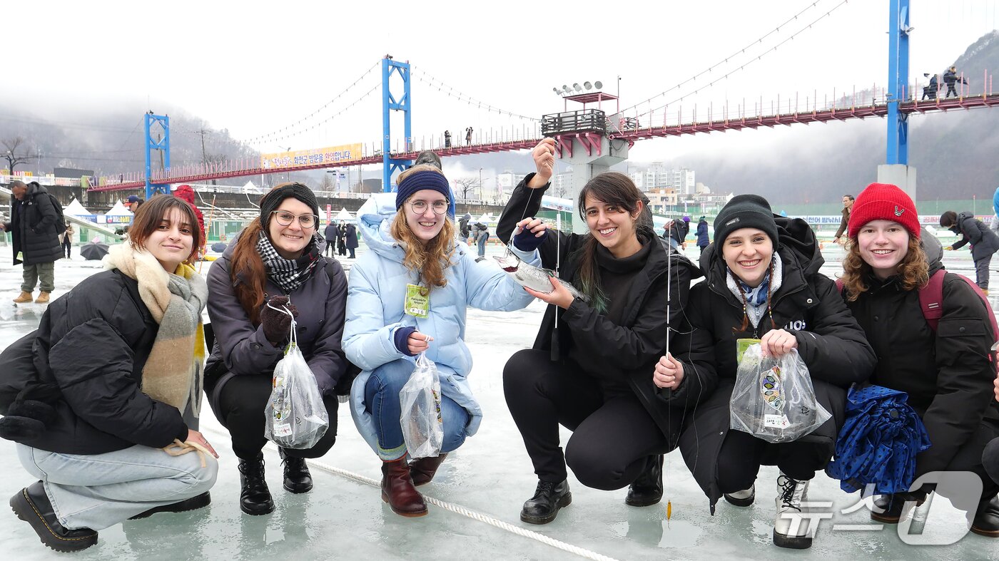 본문 이미지 - 2025 얼음나라 산천어축제서 얼음낚시 즐기는 외국인들.(화천군 제공, 재판매 및 DB금지)