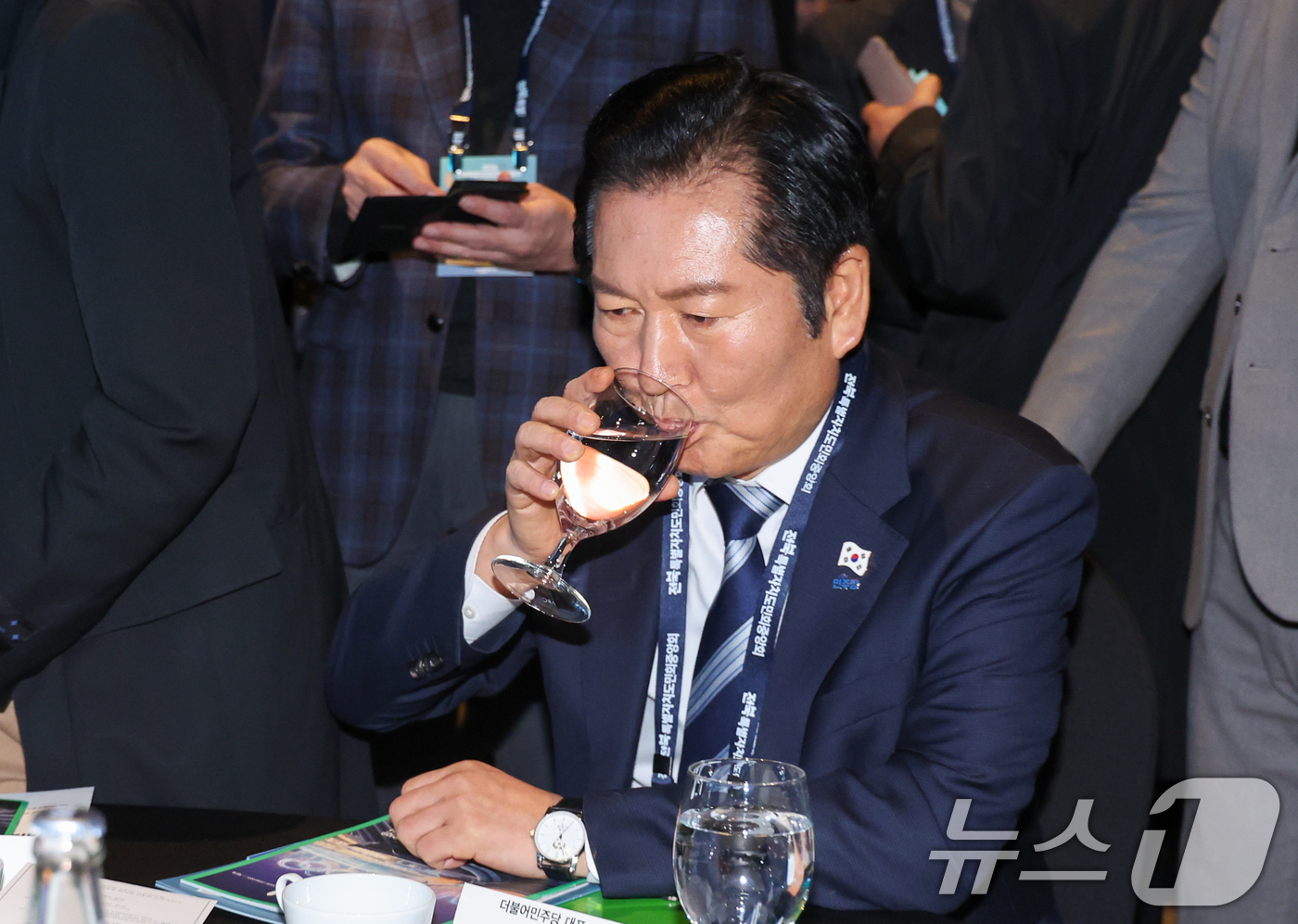 (서울=뉴스1) 안은나 기자 = 정청래 더불어민주당 대표가 8일 오후 서울 중구 더플라자호텔에서 열린 2026 전북특별자치도민회중앙회 신년인사회에 참석해 물을 마시고 있다. 202 …