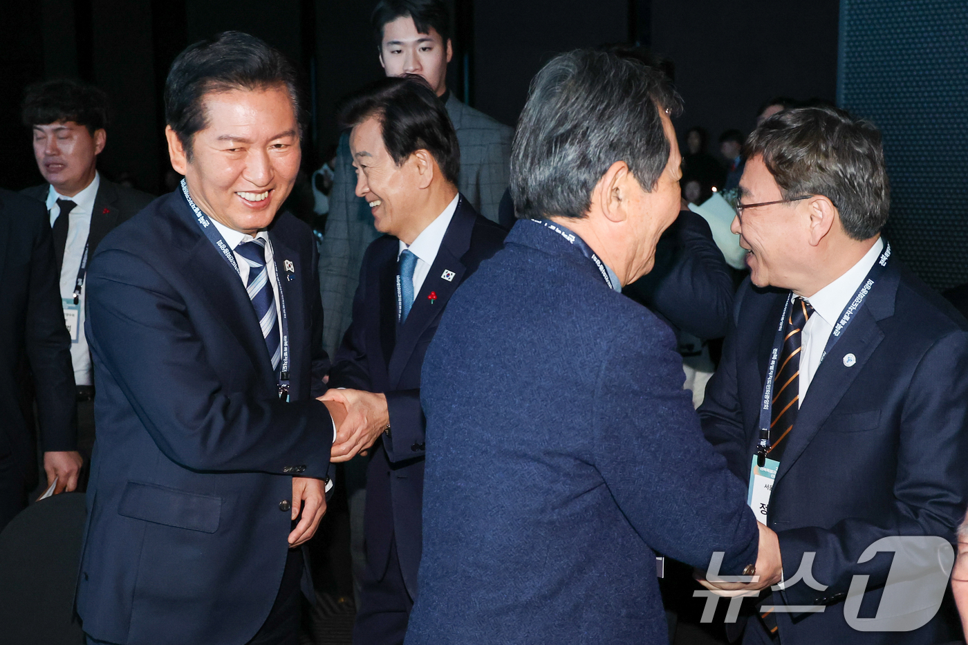 (서울=뉴스1) 안은나 기자 = 정청래 더불어민주당 대표, 정동영 통일부 장관이 8일 오후 서울 중구 더플라자호텔에서 열린 2026 전북특별자치도민회중앙회 신년인사회에 참석해 악수 …