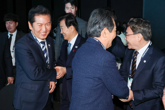 악수하는 정청래·정동영