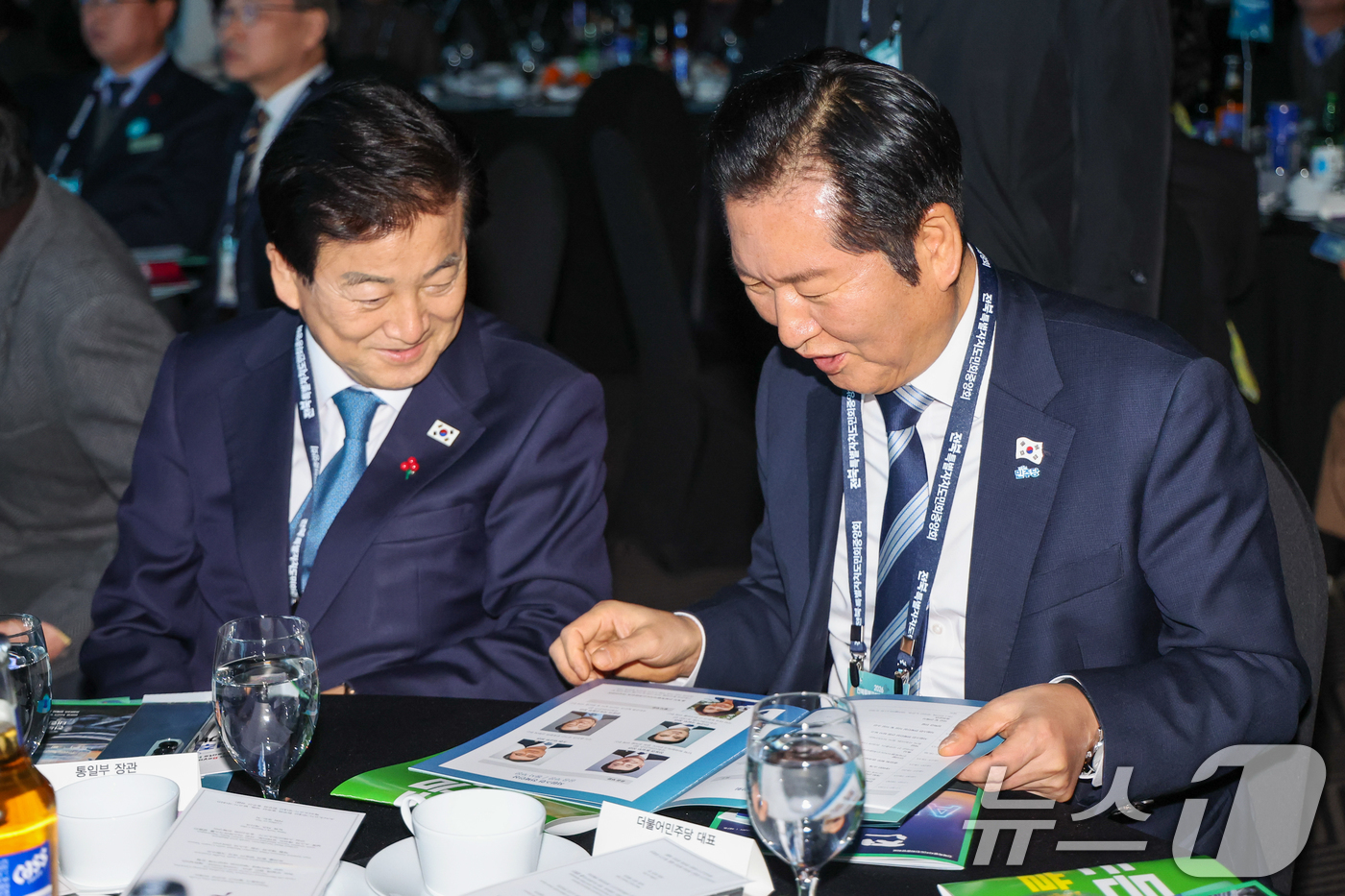 (서울=뉴스1) 안은나 기자 = 정청래 더불어민주당 대표(오른쪽), 정동영 통일부 장관이 8일 오후 서울 중구 더플라자호텔에서 열린 2026 전북특별자치도민회중앙회 신년인사회에 참 …