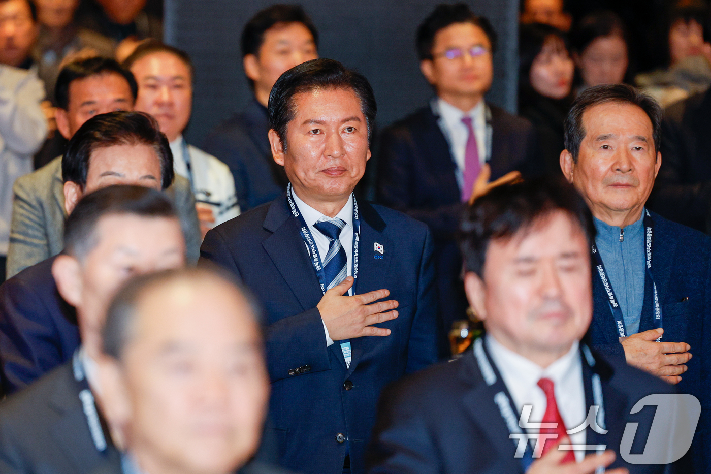 (서울=뉴스1) 안은나 기자 = 정청래 더불어민주당 대표, 정세균 사람사는세상 노무현재단 이사장 등 참석자들이 8일 오후 서울 중구 더플라자호텔에서 열린 2026 전북특별자치도민회 …