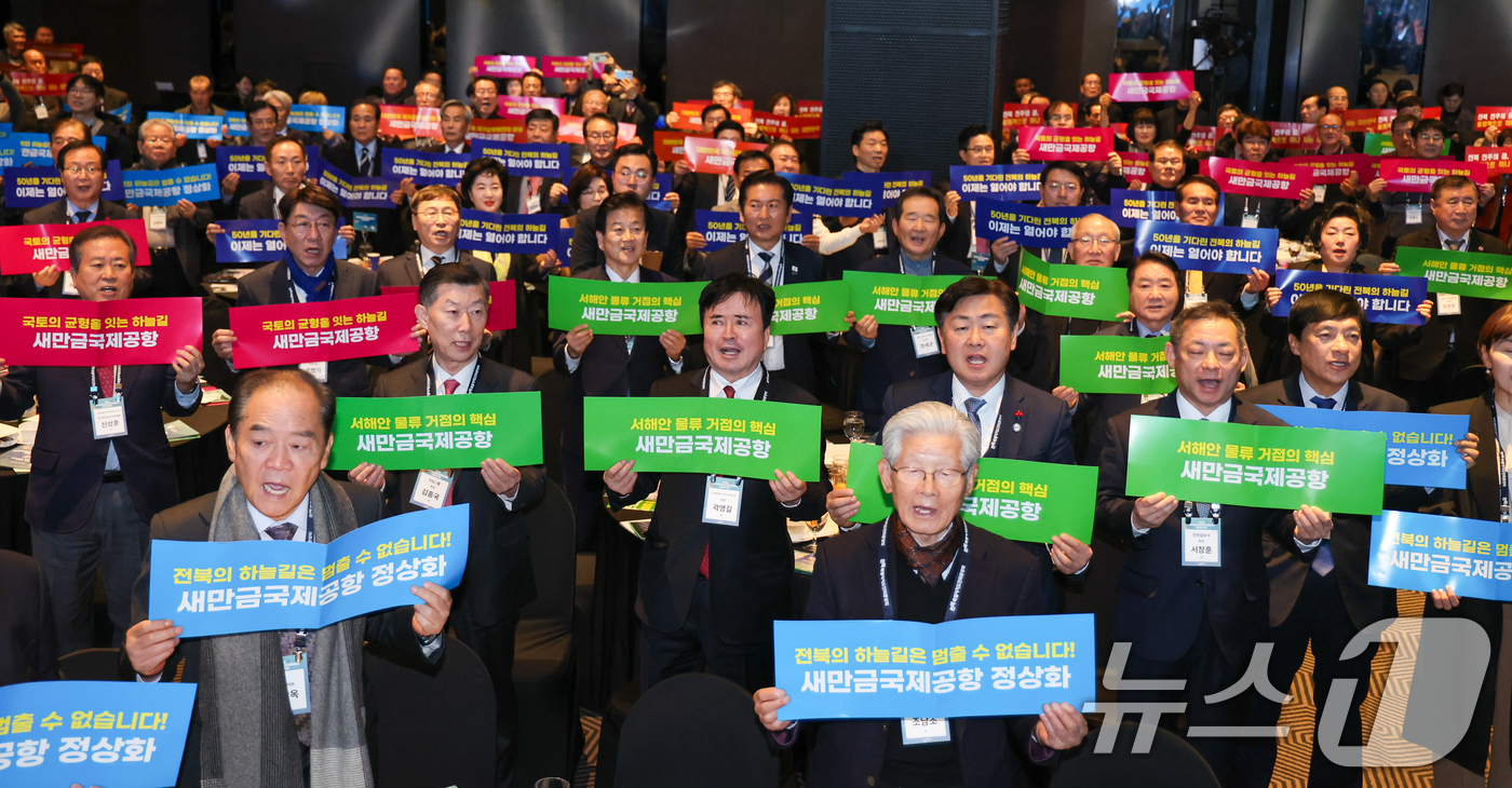 (서울=뉴스1) 안은나 기자 = 김관영 전북도지사, 정청래 더불어민주당 대표, 정동영 통일부 장관, 곽영길 전북도민회중앙회장, 김홍국 하림그룹 회장 등 참석자들이 8일 오후 서울 …