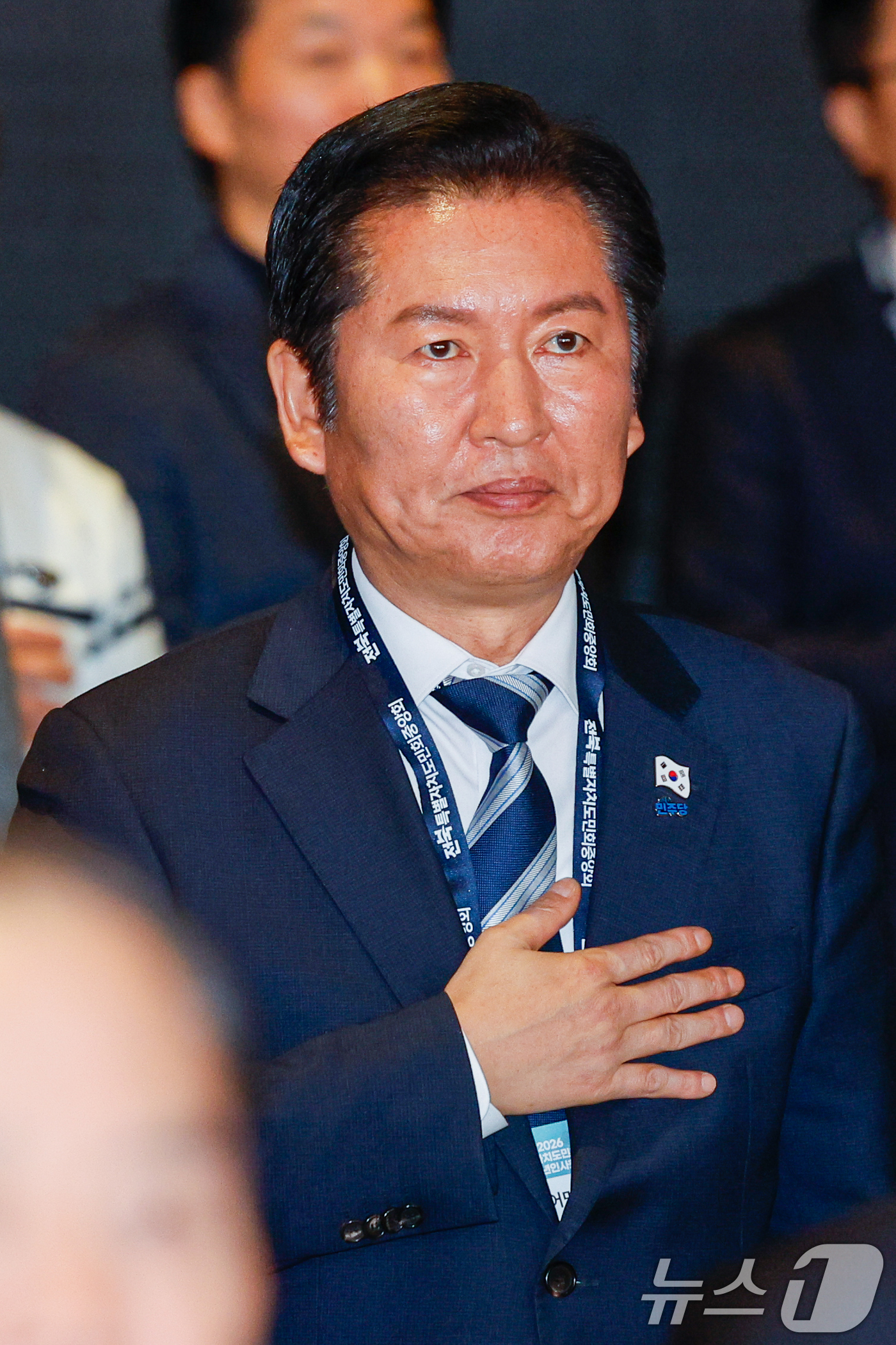 (서울=뉴스1) 안은나 기자 = 정청래 더불어민주당 대표가 8일 오후 서울 중구 더플라자호텔에서 열린 2026 전북특별자치도민회중앙회 신년인사회에 참석해 국민의례를 하고 있다. 2 …