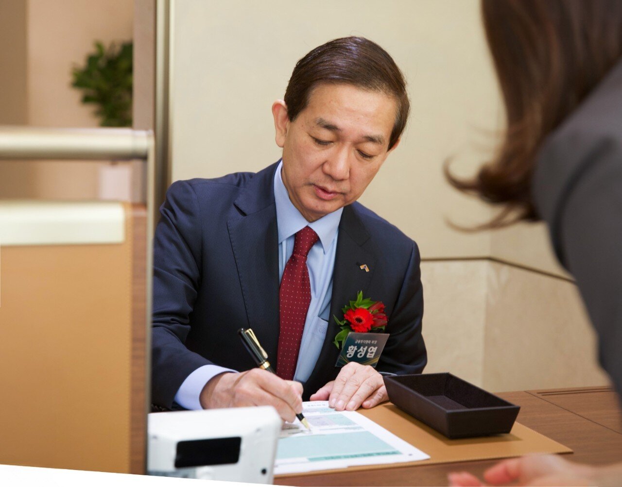 본문 이미지 - 황성엽 금융투자협회장이 8일 THE 센터필드 W에서 열린 '하나 THE 발행어음' 상품 출시 기념행사 현장에서 상품가입 세레모니에 참여하고 있다. (하나증권 제공)