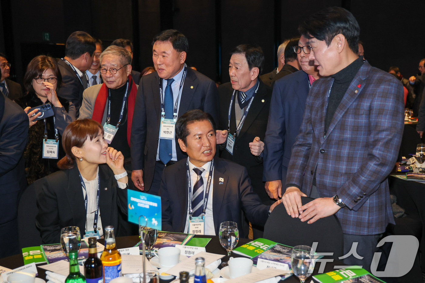 (서울=뉴스1) 안은나 기자 = 정청래 더불어민주당 대표가 8일 오후 서울 중구 더플라자호텔에서 열린 2026 전북특별자치도민회중앙회 신년인사회에 참석해 임오경, 한민수 의원과 대 …