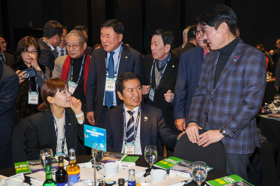 임오경·한민수 의원과 대화하는 정청래 대표