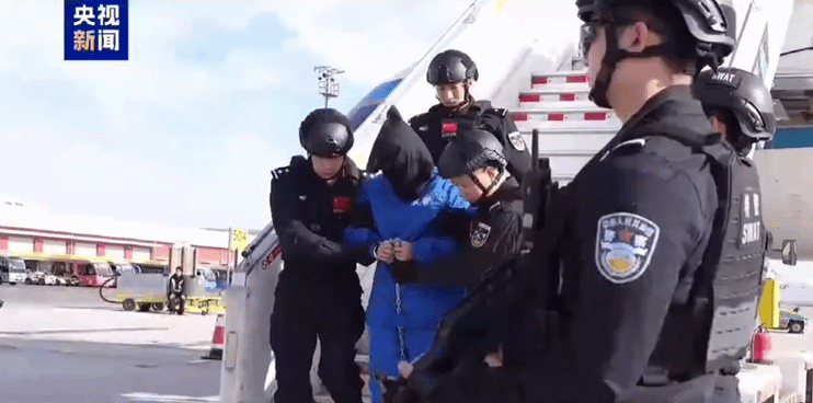 '캄보디아 스캠 배후' 천즈, 손발 수갑·얼굴도 공개…中 압송