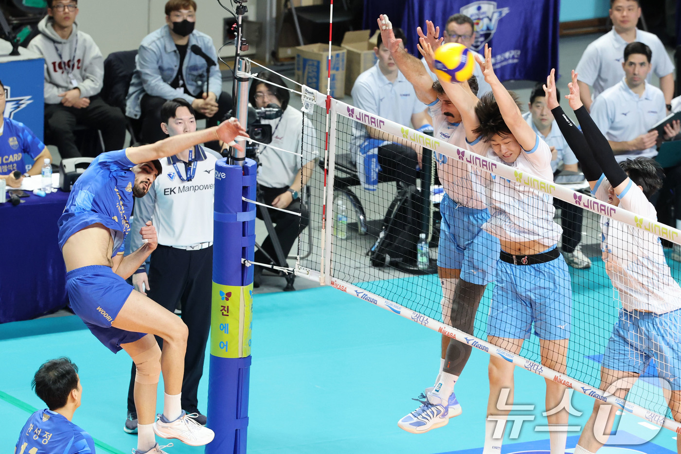 (서울=뉴스1) 이광호 기자 = 8일 오후 서울 장충체육관에서 열린 프로배구 진에어 2025-2026 V리그 남자부 우리카드와 대한항공의 경기에서 우리카드 알리가 스파이크를 하고 …