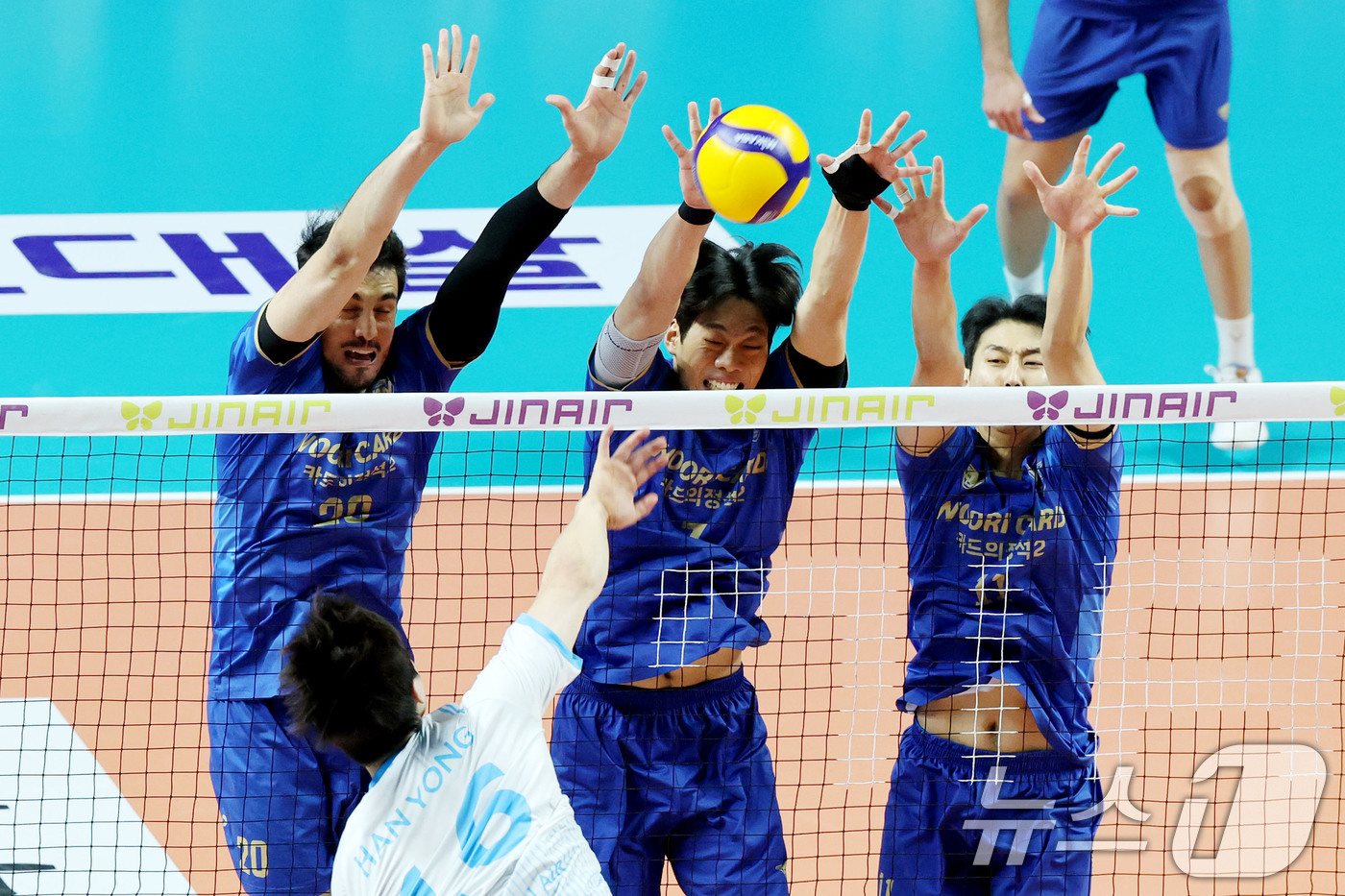 (서울=뉴스1) 이광호 기자 = 8일 오후 서울 장충체육관에서 열린 프로배구 진에어 2025-2026 V리그 남자부 우리카드와 대한항공의 경기에서 우리카드 아라우조, 이상현, 한성 …