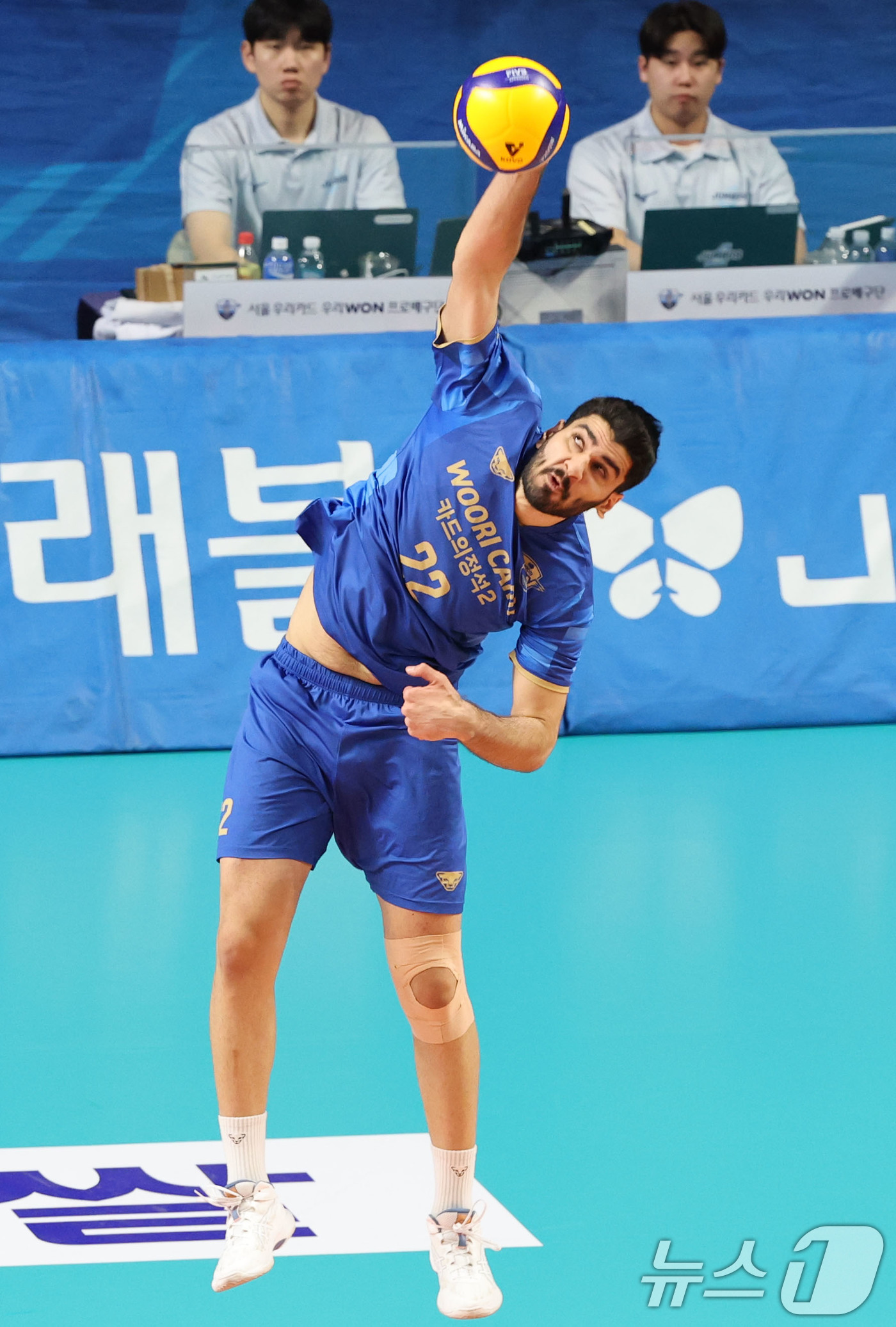 (서울=뉴스1) 이광호 기자 = 8일 오후 서울 장충체육관에서 열린 프로배구 진에어 2025-2026 V리그 남자부 우리카드와 대한항공의 경기에서 우리카드 알리가 서브를 시도하고 …