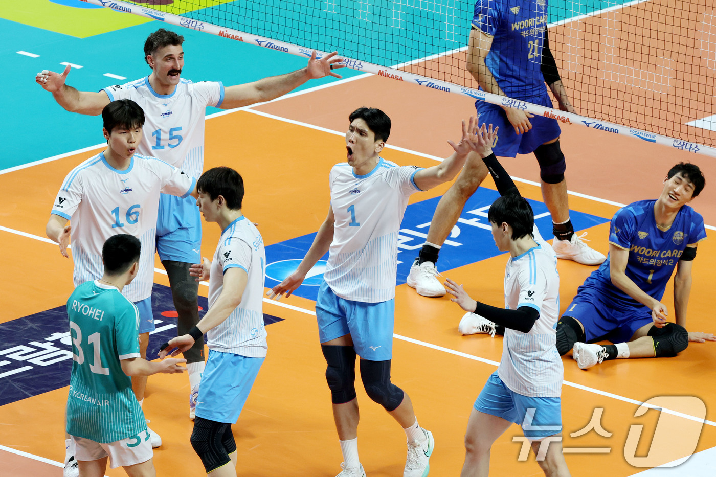 (서울=뉴스1) 이광호 기자 = 8일 오후 서울 장충체육관에서 열린 프로배구 진에어 2025-2026 V리그 남자부 우리카드와 대한항공의 경기에서 대한항공 선수들이 득점 후 환호하 …