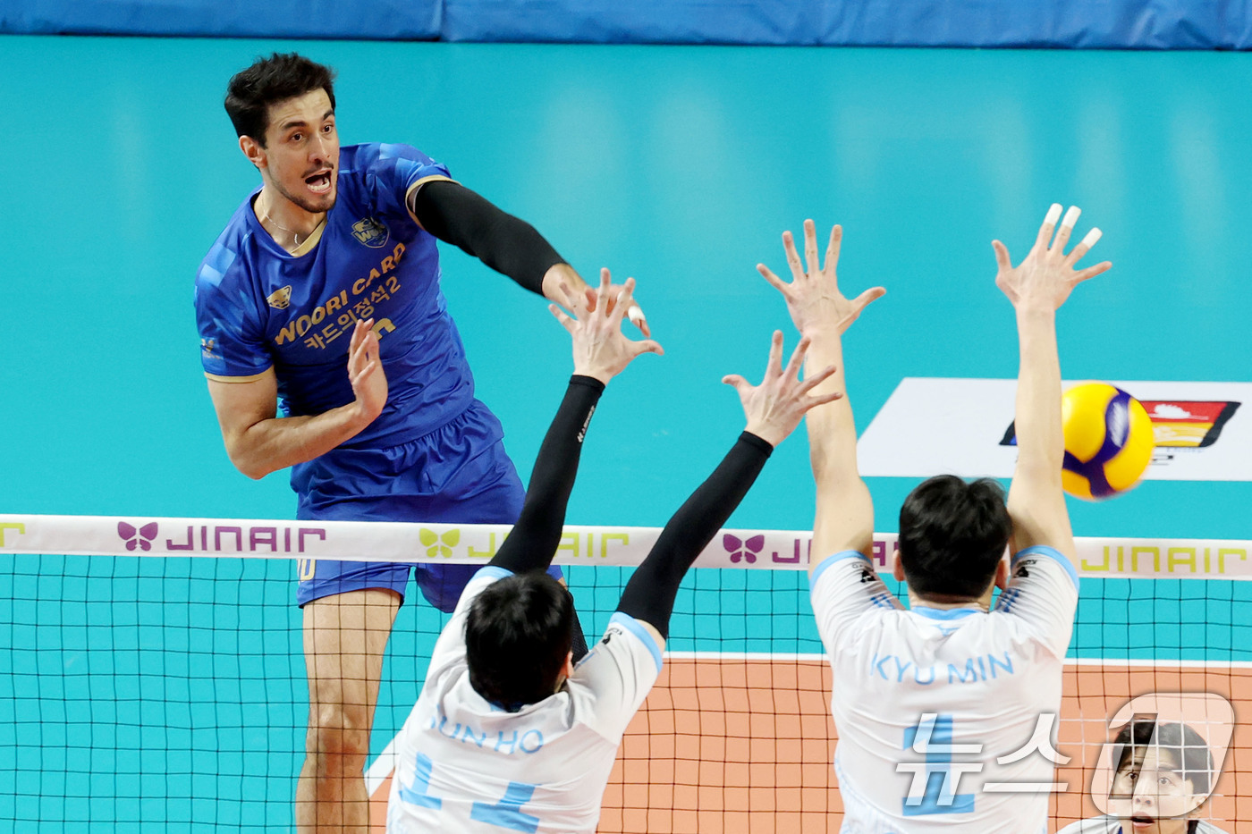 (서울=뉴스1) 이광호 기자 = 8일 오후 서울 장충체육관에서 열린 프로배구 진에어 2025-2026 V리그 남자부 우리카드와 대한항공의 경기에서 우리카드 아라우조가 스파이크를 하 …