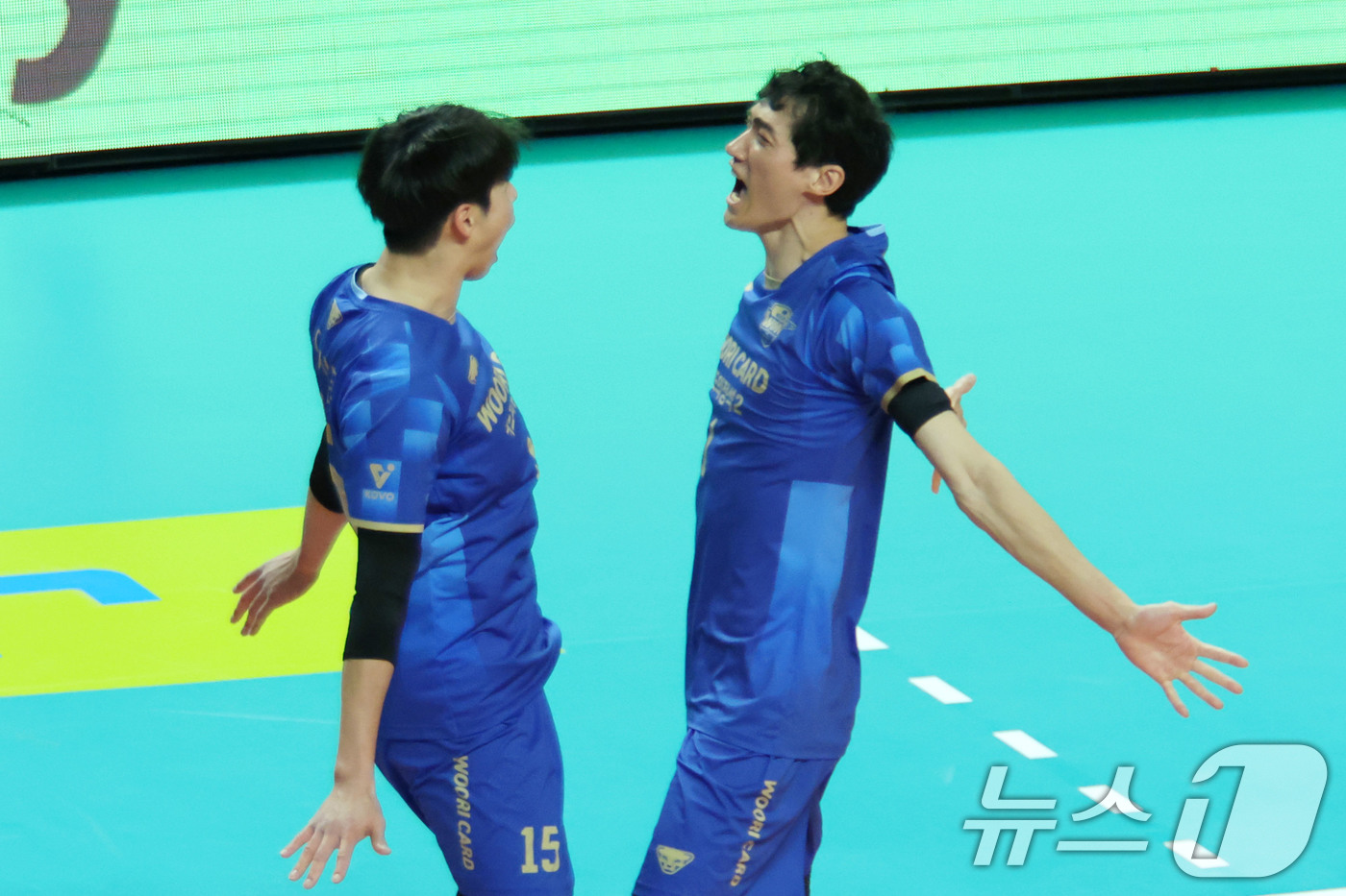 (서울=뉴스1) 이광호 기자 = 8일 오후 서울 장충체육관에서 열린 프로배구 진에어 2025-2026 V리그 남자부 우리카드와 대한항공의 경기에서 우리카드 이시몬과 박진우가 득점 …