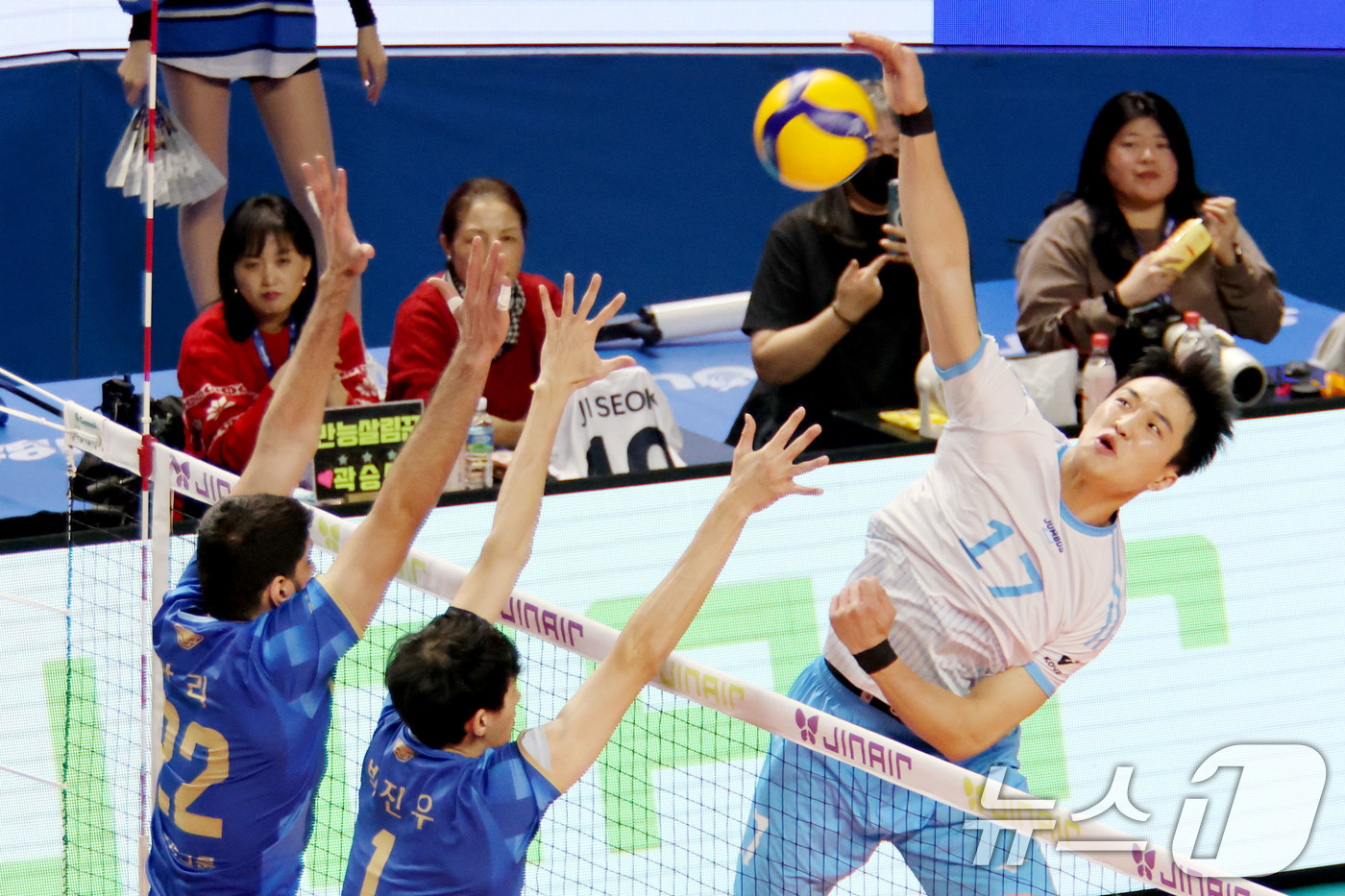 (서울=뉴스1) 이광호 기자 = 8일 오후 서울 장충체육관에서 열린 프로배구 진에어 2025-2026 V리그 남자부 우리카드와 대한항공의 경기에서 대한항공 임동혁이 스파이크를 하고 …