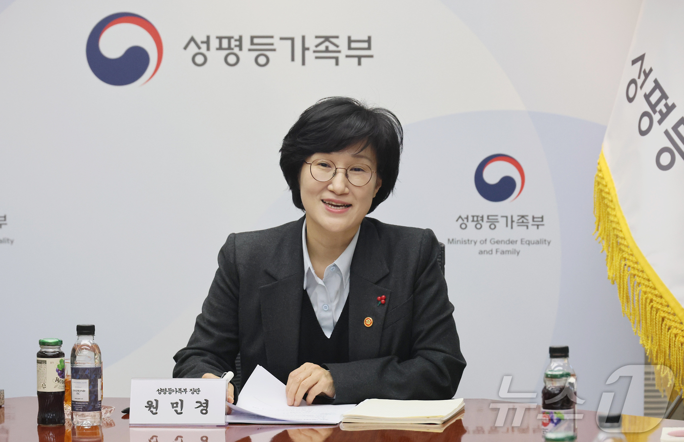 (서울=뉴스1) = 원민경 성평등가족부 장관이 8일 오후 정부서울청사에서 열린 2026년 '청년세대 성별균형 문화확산' 사업 운영 전문가 자문회의에서 관계자들과 의견을 나누고 있다 …