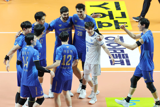 우리카드, 선두 대한항공 꺾고 2연승…기업은행 3연승 질주