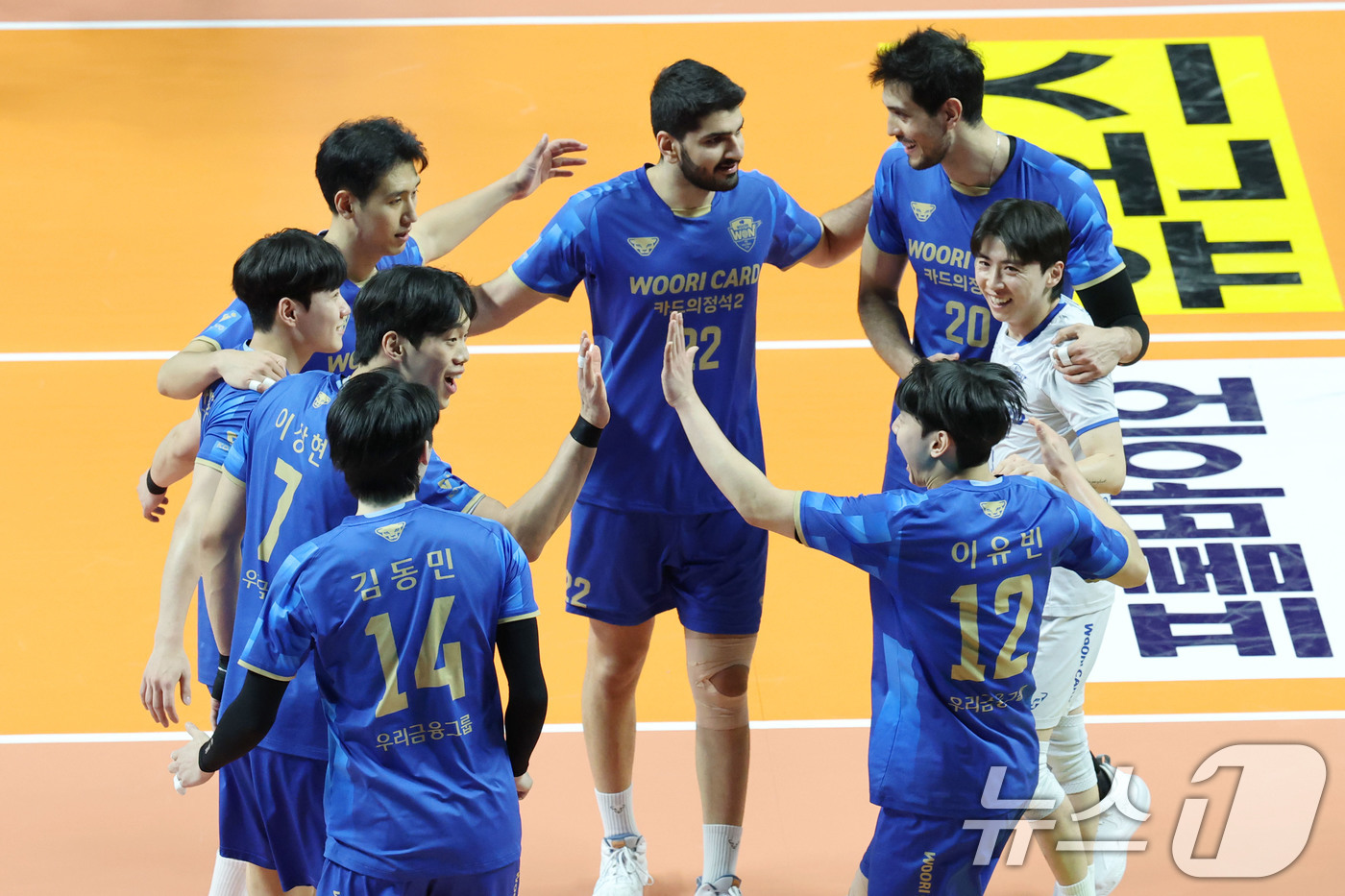 (서울=뉴스1) 이광호 기자 = 8일 오후 서울 장충체육관에서 열린 프로배구 진에어 2025-2026 V리그 남자부 우리카드와 대한항공의 경기에서 세트스코어 3대 0으로 승리한 우 …