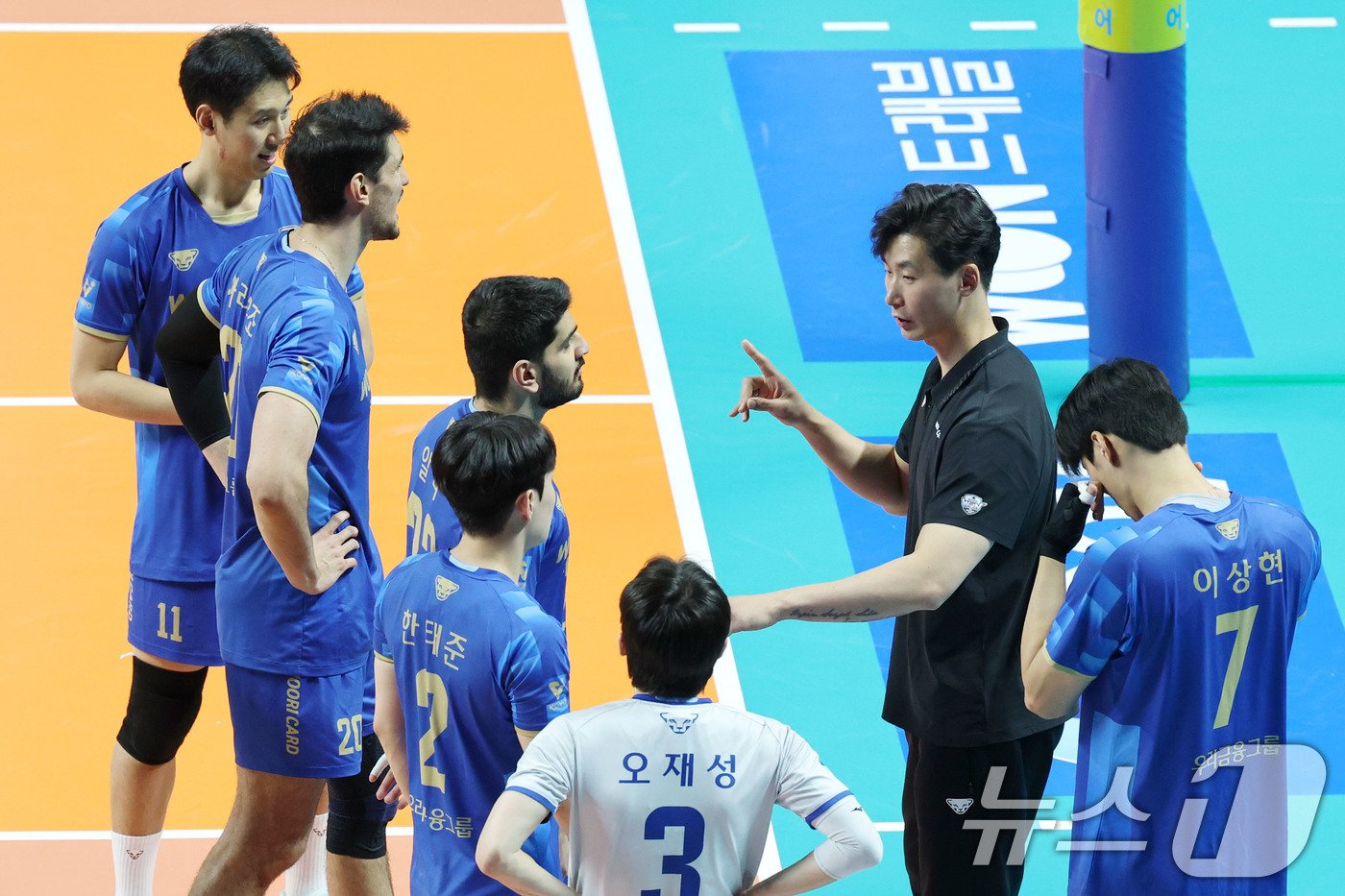 (서울=뉴스1) 이광호 기자 = 8일 오후 서울 장충체육관에서 열린 프로배구 진에어 2025-2026 V리그 남자부 우리카드와 대한항공의 경기에서 박철우 우리카드 감독대행이 선수들 …