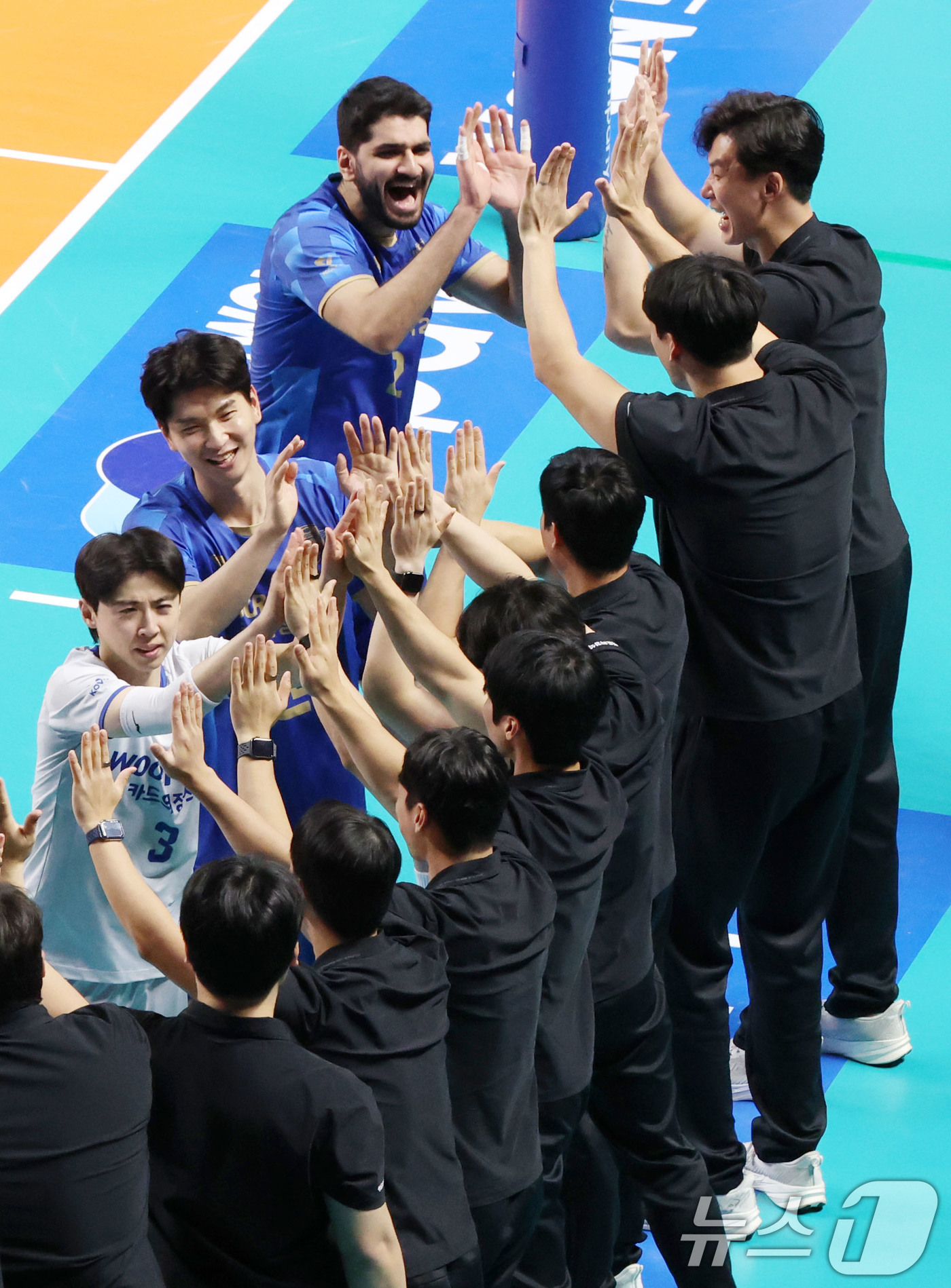 (서울=뉴스1) 이광호 기자 = 8일 오후 서울 장충체육관에서 열린 프로배구 진에어 2025-2026 V리그 남자부 우리카드와 대한항공의 경기에서 세트스코어 3대 0으로 승리한 우 …