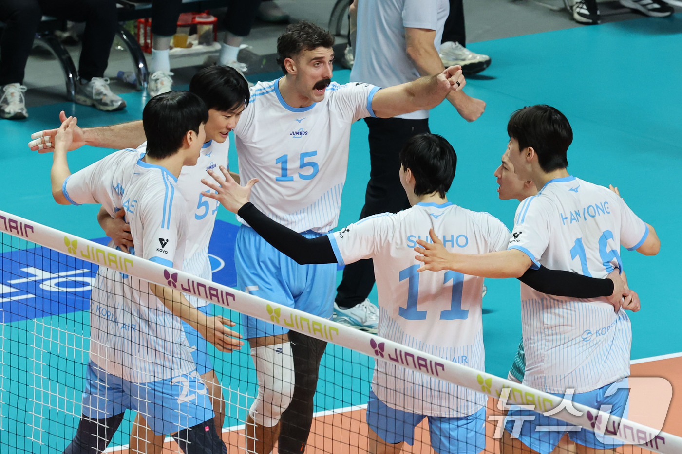 (서울=뉴스1) 이광호 기자 = 8일 오후 서울 장충체육관에서 열린 프로배구 진에어 2025-2026 V리그 남자부 우리카드와 대한항공의 경기에서 대한항공 선수들이 득점 후 환호하 …