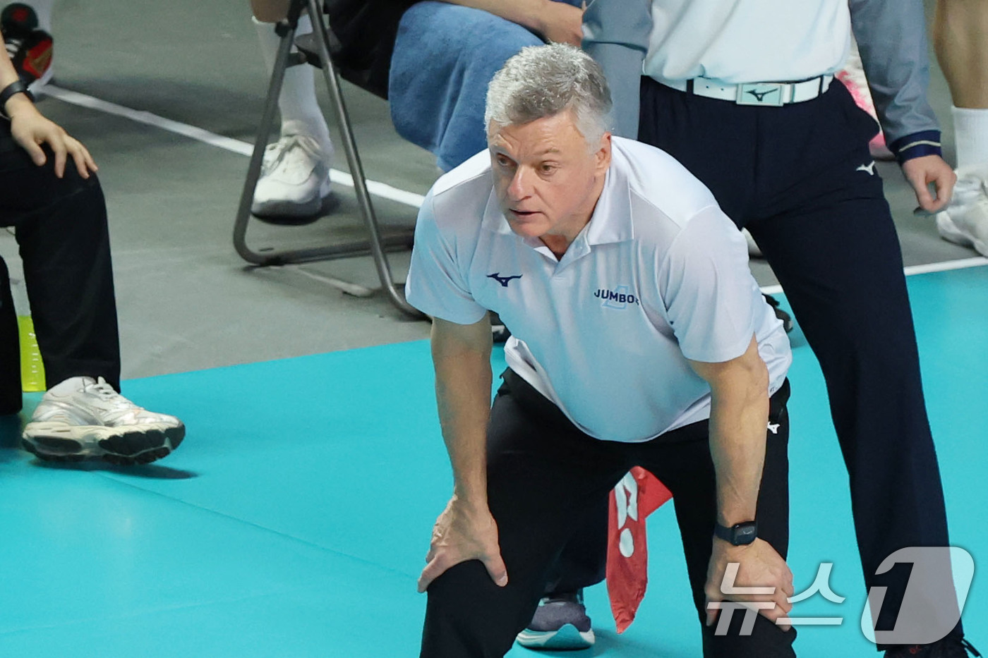 (서울=뉴스1) 이광호 기자 = 8일 오후 서울 장충체육관에서 열린 프로배구 진에어 2025-2026 V리그 남자부 우리카드와 대한항공의 경기에서 헤난 달 조토 대한항공 감독이 경 …