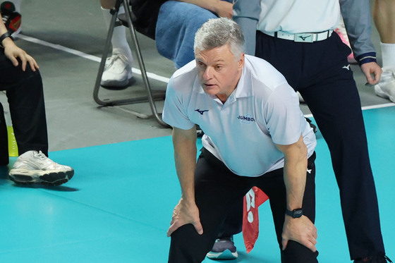 경기 지켜보는 헤난 감독