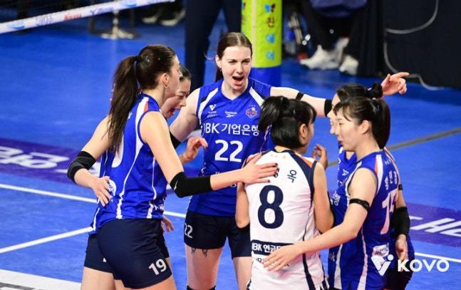 본문 이미지 - 프로배구 여자부 IBK기업은행이 정관장을 꺾고 3연승을 달렸다.(KOVO 제공)