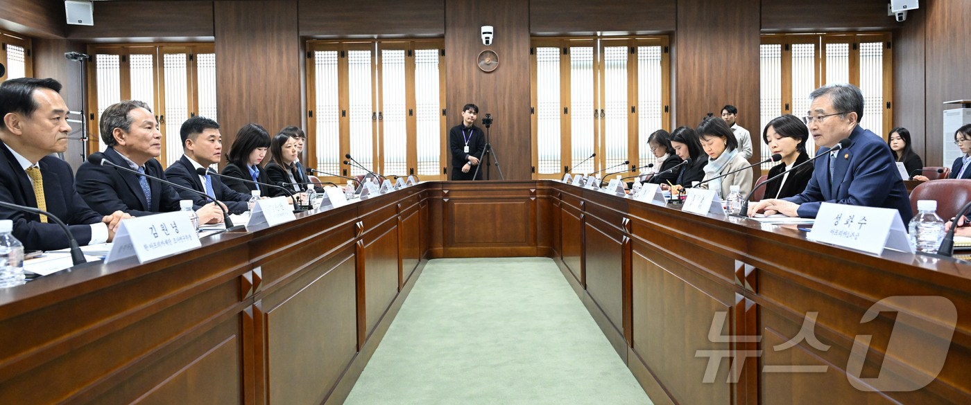 (서울=뉴스1) = 조현 외교부 장관이 8일 오후 서울 종로구 외교부에서 산하기관인 한·아프리카 재단으로부터 2026년도 업무보고를 받고 있다. (외교부 제공. 재판매 및 DB금지 …