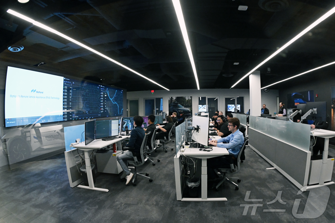 (라스베이거스=뉴스1) 황기선 기자 = 8일(현지시간) 미국 네바다주 라스베이거스 모셔널테크니컬센터에서 직원들이 현대차그룹과 모셔널과 함께 개발한  아이오닉 5 기반 '로보택시'의 …