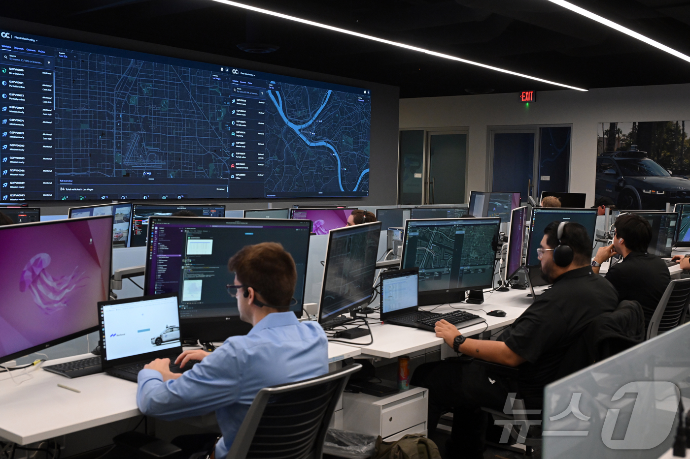 (라스베이거스=뉴스1) 황기선 기자 = 8일(현지시간) 미국 네바다주 라스베이거스 모셔널테크니컬센터에서 직원들이 현대차그룹과 모셔널과 함께 개발한  아이오닉 5 기반 '로보택시'의 …