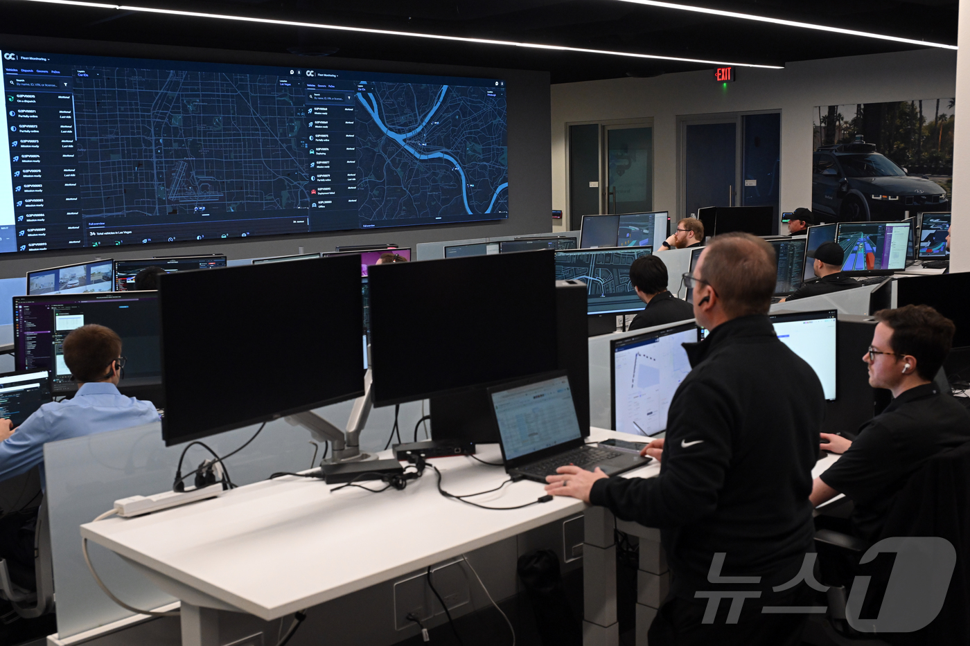 (라스베이거스=뉴스1) 황기선 기자 = 8일(현지시간) 미국 네바다주 라스베이거스 모셔널테크니컬센터에서 직원들이 현대차그룹과 모셔널과 함께 개발한  아이오닉 5 기반 '로보택시'의 …