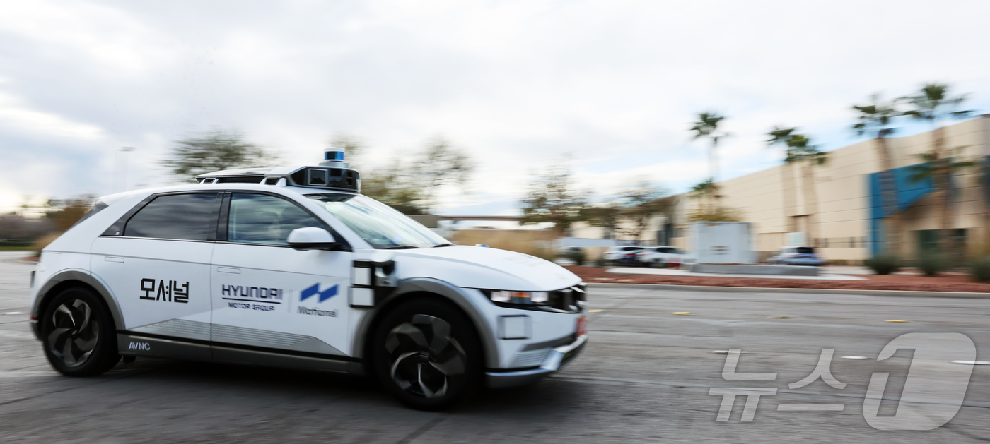 (라스베이거스=뉴스1) 황기선 기자 = 8일(현지시간) 미국 네바다주 라스베이거스 모셔널테크니컬센터 앞에서 현대차 그룹과 모셔널이 함께 개발한  아이오닉 5 기반 '로보택시'가 시 …