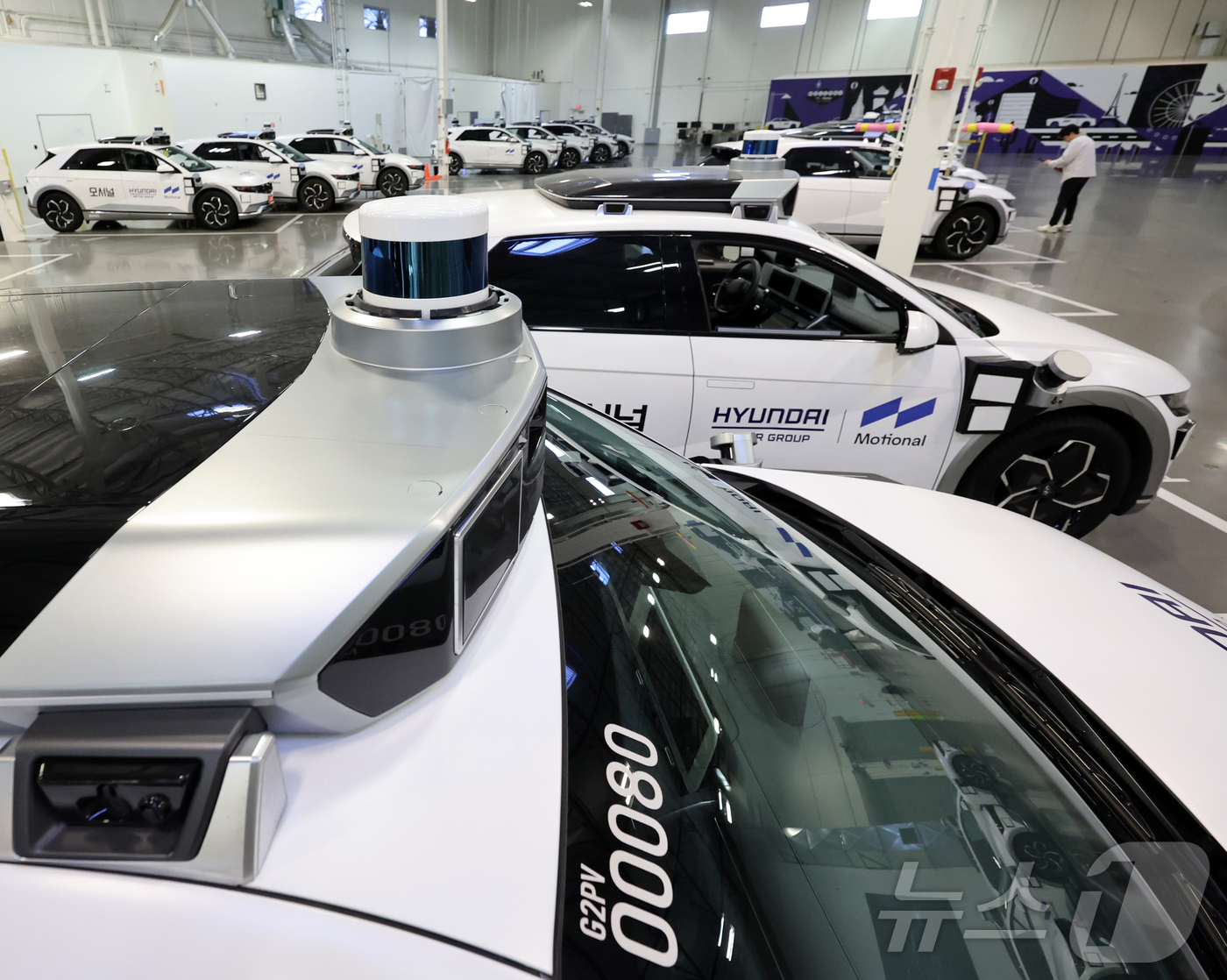 (라스베이거스=뉴스1) 황기선 기자 = 8일(현지시간) 미국 네바다주 라스베이거스 모셔널테크니컬센터에 현대차 그룹과 모셔널이 함께 개발한 아이오닉 5 기반 '로보택시'가 주차돼 있 …