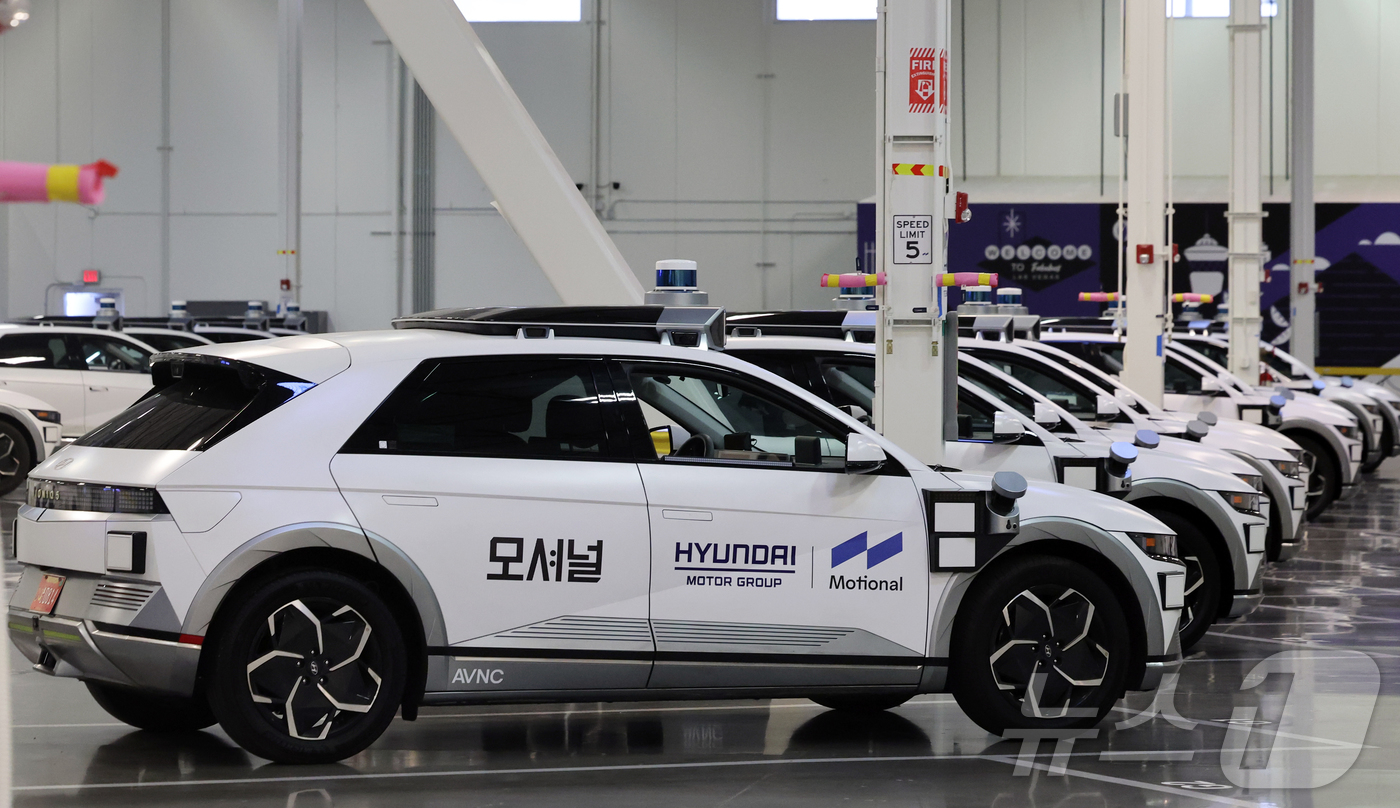 (라스베이거스=뉴스1) 황기선 기자 = 8일(현지시간) 미국 네바다주 라스베이거스 모셔널테크니컬센터에 현대차 그룹과 모셔널이 함께 개발한 아이오닉 5 기반 '로보택시'가 주차돼 있 …