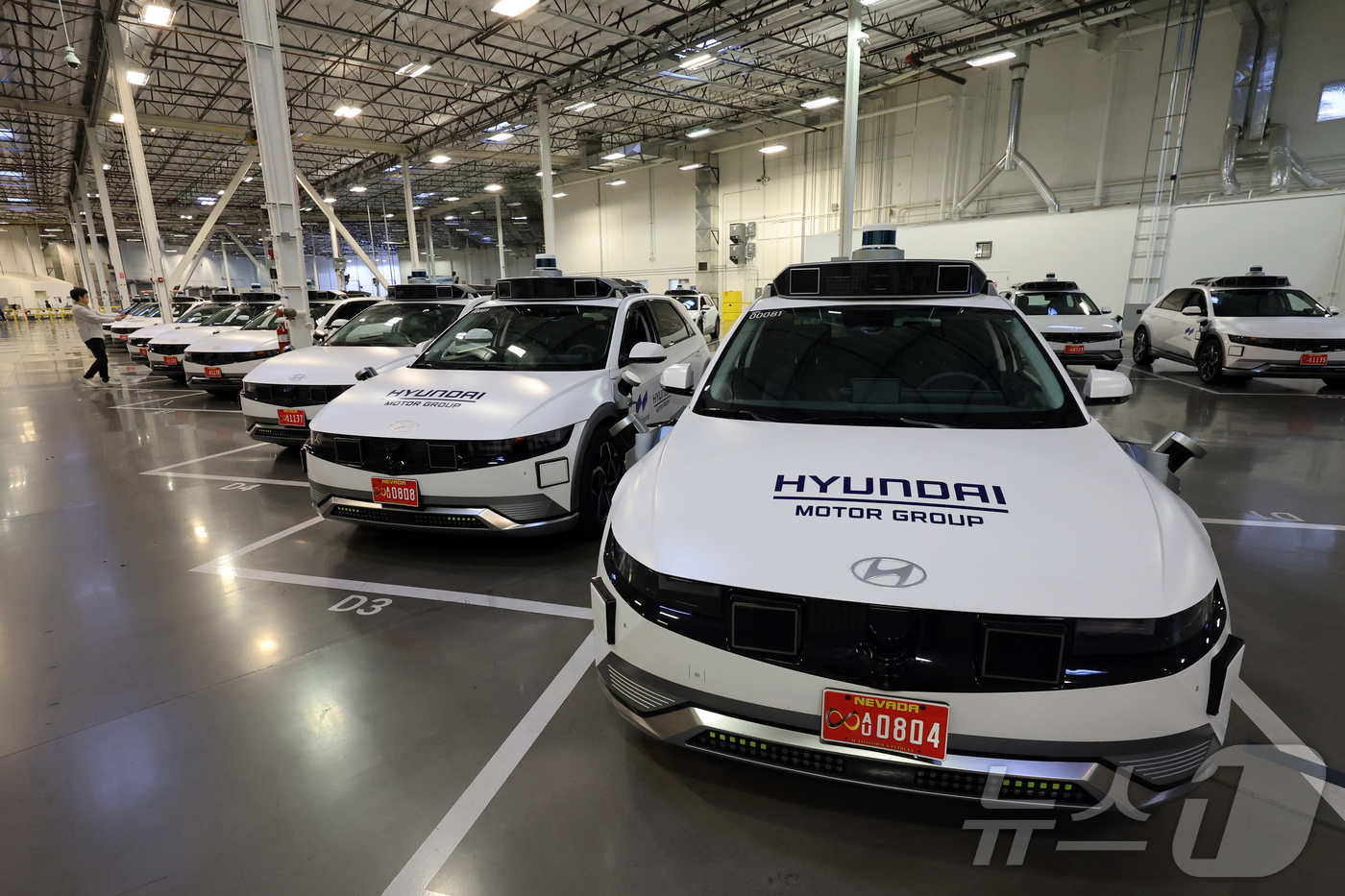 (라스베이거스=뉴스1) 황기선 기자 = 8일(현지시간) 미국 네바다주 라스베이거스 모셔널테크니컬센터에 현대차 그룹과 모셔널이 함께 개발한 아이오닉 5 기반 '로보택시'가 주차돼 있 …