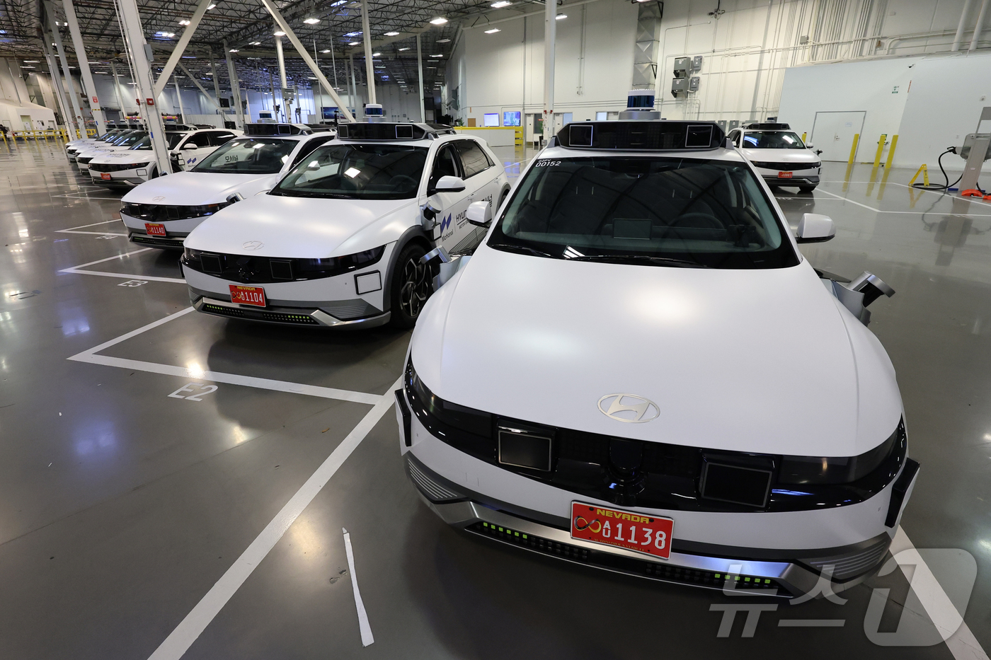 (라스베이거스=뉴스1) 황기선 기자 = 8일(현지시간) 미국 네바다주 라스베이거스 모셔널테크니컬센터에 현대차 그룹과 모셔널이 함께 개발한 아이오닉 5 기반 '로보택시'가 주차돼 있 …