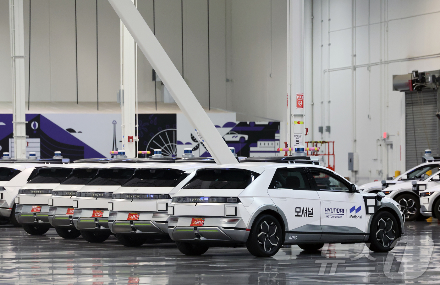 (라스베이거스=뉴스1) 황기선 기자 = 8일(현지시간) 미국 네바다주 라스베이거스 모셔널테크니컬센터에 현대차 그룹과 모셔널이 함께 개발한 아이오닉 5 기반 '로보택시'가 주차돼 있 …