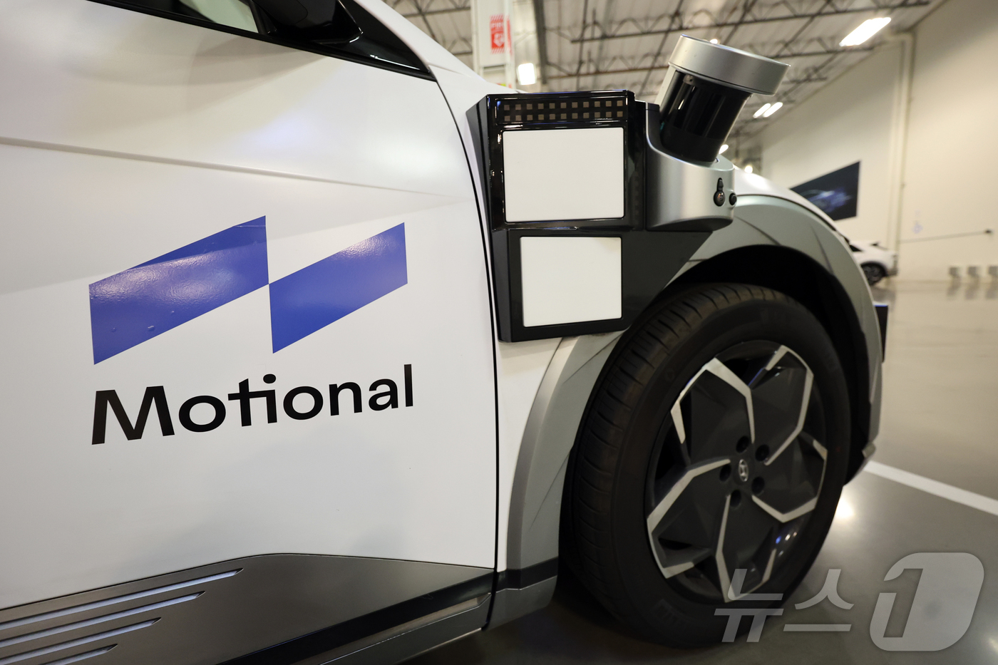 (라스베이거스=뉴스1) 황기선 기자 = 8일(현지시간) 미국 네바다주 라스베이거스 모셔널테크니컬센터에 현대차 그룹과 모셔널이 함께 개발한 아이오닉 5 기반 '로보택시'가 주차돼 있 …