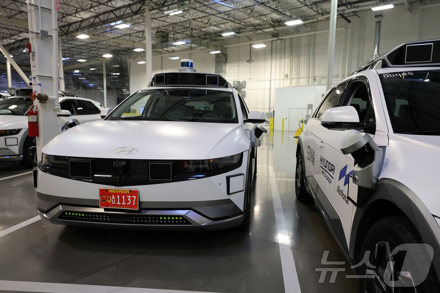 (라스베이거스=뉴스1) 황기선 기자 = 8일(현지시간) 미국 네바다주 라스베이거스 모셔널테크니컬센터에 현대차 그룹과 모셔널이 함께 개발한 아이오닉 5 기반 '로보택시'가 주차돼 있 …