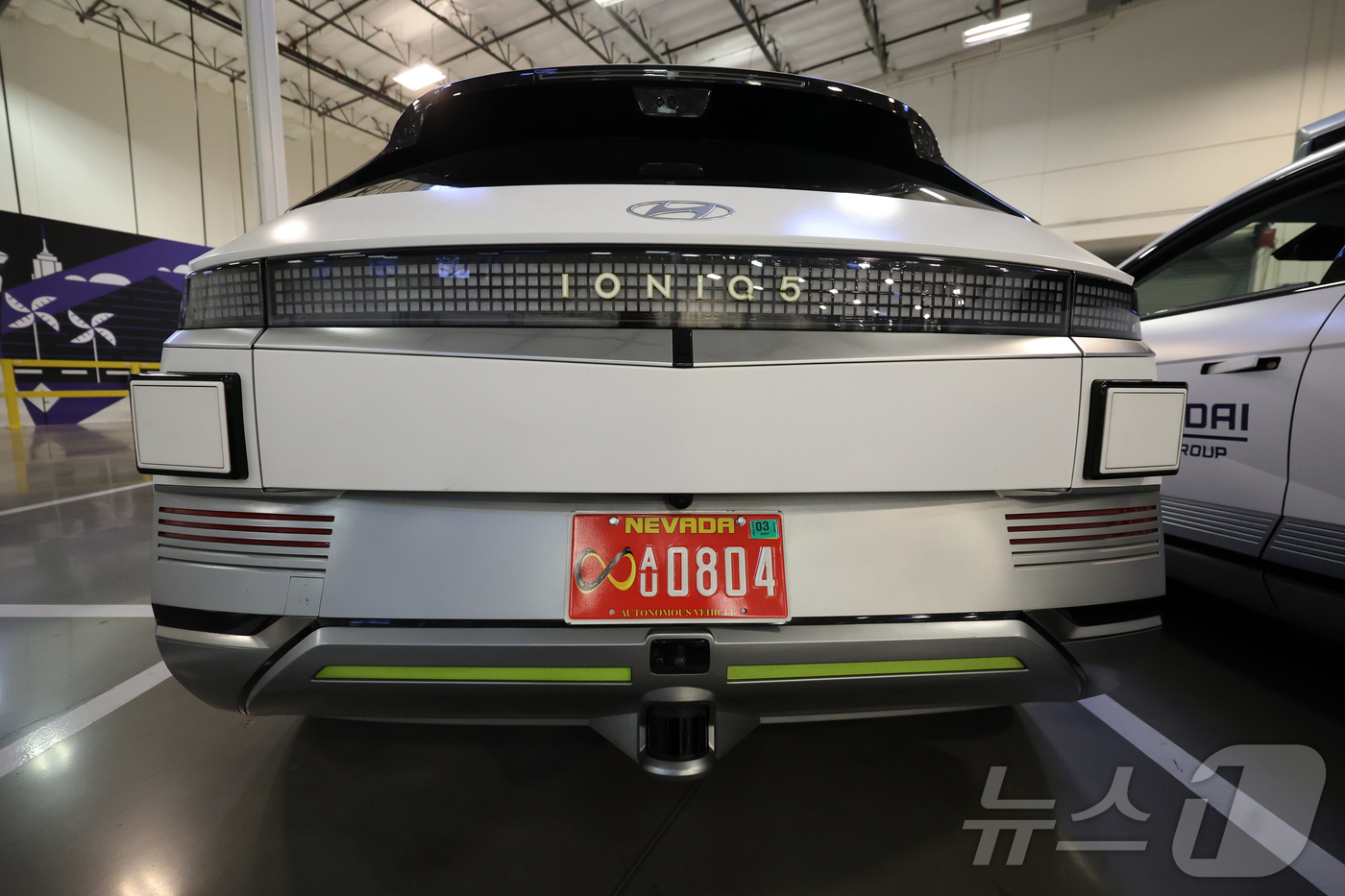 (라스베이거스=뉴스1) 황기선 기자 = 8일(현지시간) 미국 네바다주 라스베이거스 모셔널테크니컬센터에 현대차 그룹과 모셔널이 함께 개발한 아이오닉 5 기반 '로보택시'가 주차돼 있 …