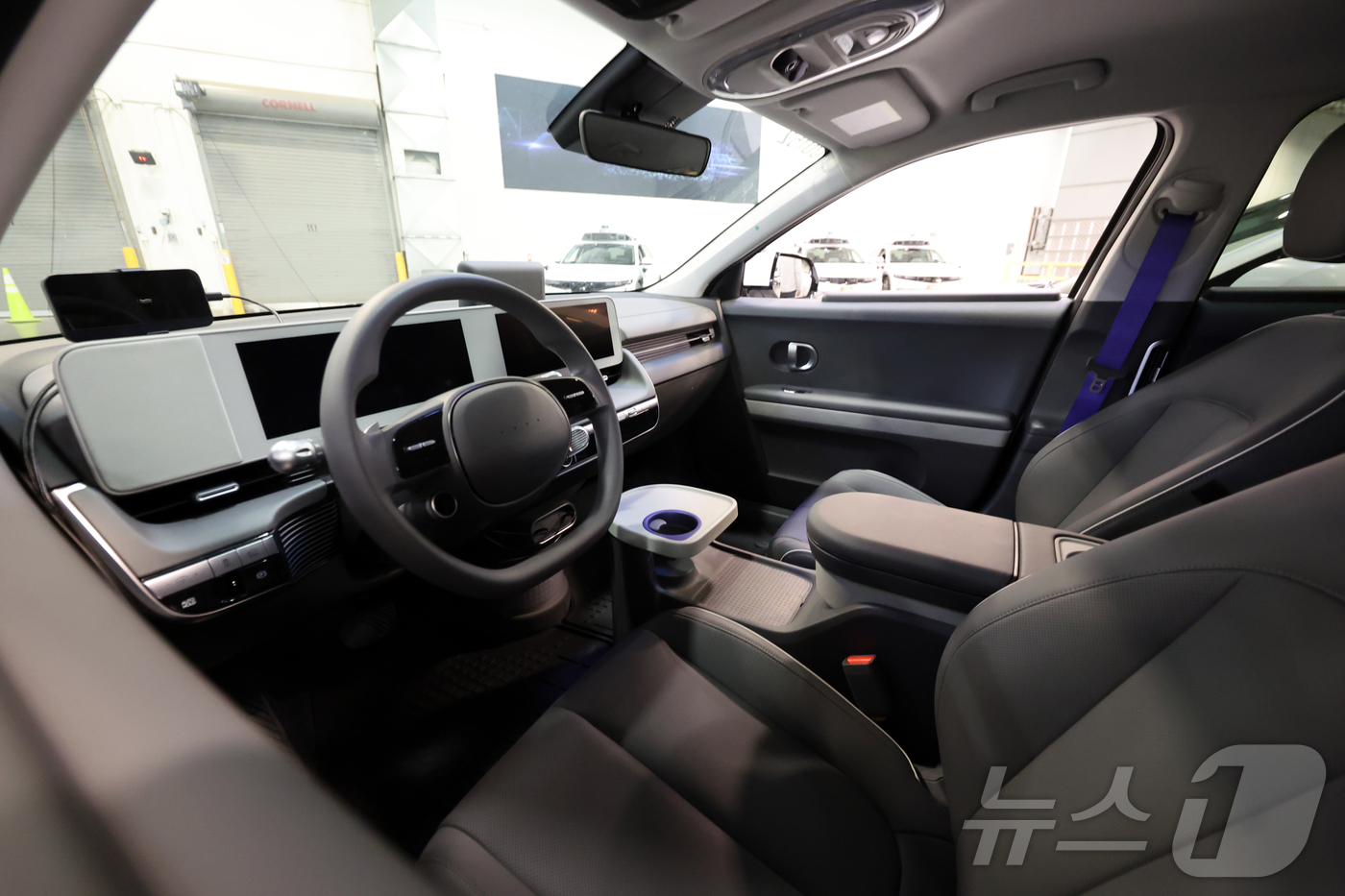 (라스베이거스=뉴스1) 황기선 기자 = 8일(현지시간) 미국 네바다주 라스베이거스 모셔널테크니컬센터에 현대차 그룹과 모셔널이 함께 개발한 아이오닉 5 기반 '로보택시'가 주차돼 있 …