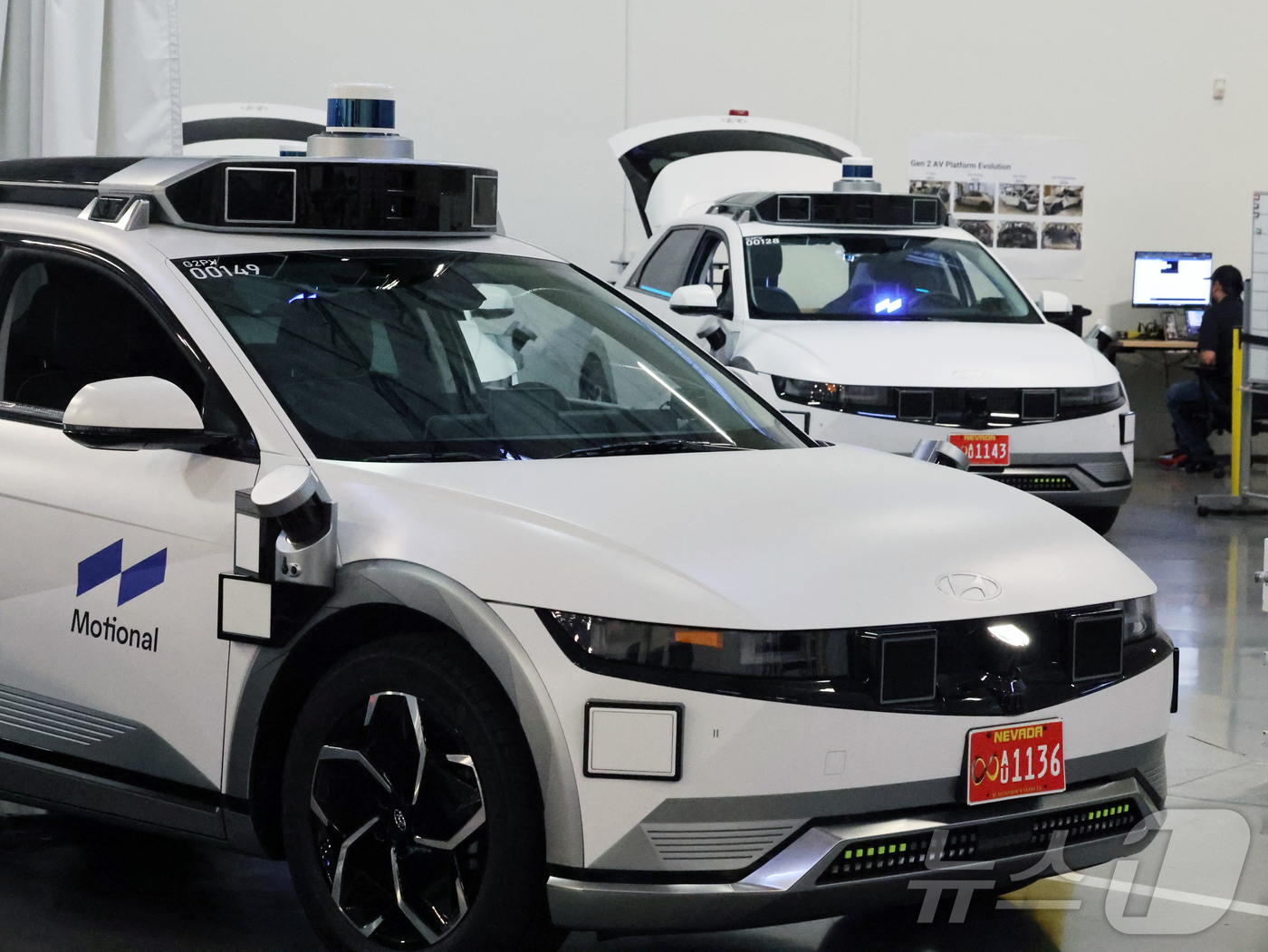 (라스베이거스=뉴스1) 황기선 기자 = 8일(현지시간) 미국 네바다주 라스베이거스 모셔널테크니컬센터에 현대차 그룹과 모셔널이 함께 개발한 아이오닉 5 기반 '로보택시'가 주차돼 있 …