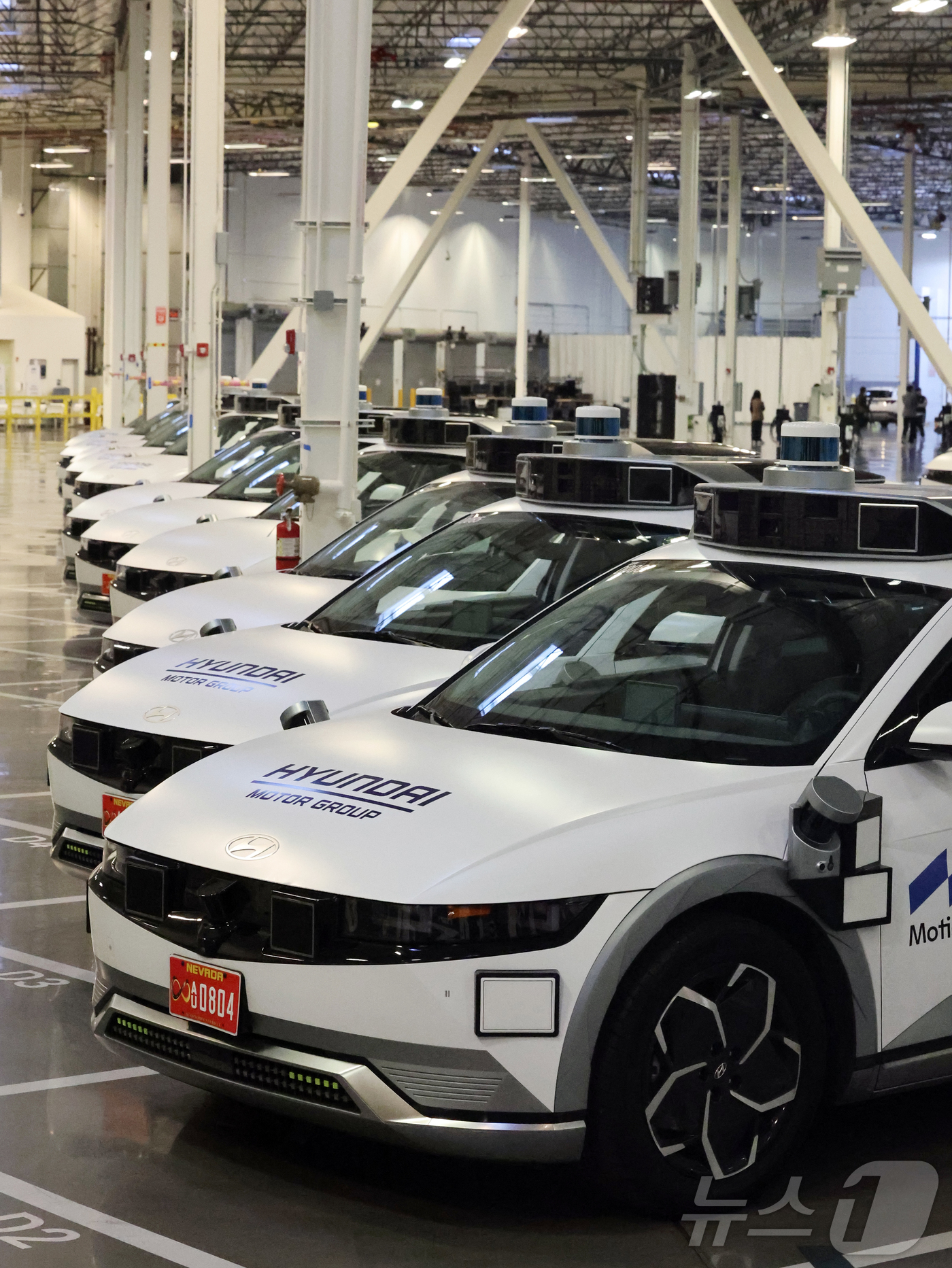 (라스베이거스=뉴스1) 황기선 기자 = 8일(현지시간) 미국 네바다주 라스베이거스 모셔널테크니컬센터에 현대차 그룹과 모셔널이 함께 개발한 아이오닉 5 기반 '로보택시'가 주차돼 있 …