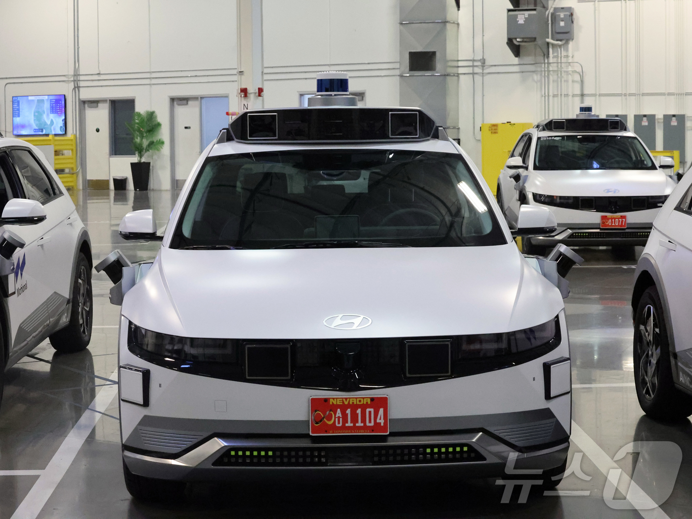 (라스베이거스=뉴스1) 황기선 기자 = 8일(현지시간) 미국 네바다주 라스베이거스 모셔널테크니컬센터에 현대차 그룹과 모셔널이 함께 개발한 아이오닉 5 기반 '로보택시'가 주차돼 있 …