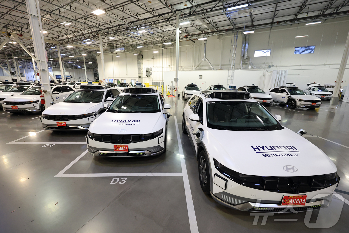 (라스베이거스=뉴스1) 황기선 기자 = 8일(현지시간) 미국 네바다주 라스베이거스 모셔널테크니컬센터에 현대차 그룹과 모셔널이 함께 개발한 아이오닉 5 기반 '로보택시'가 주차돼 있 …