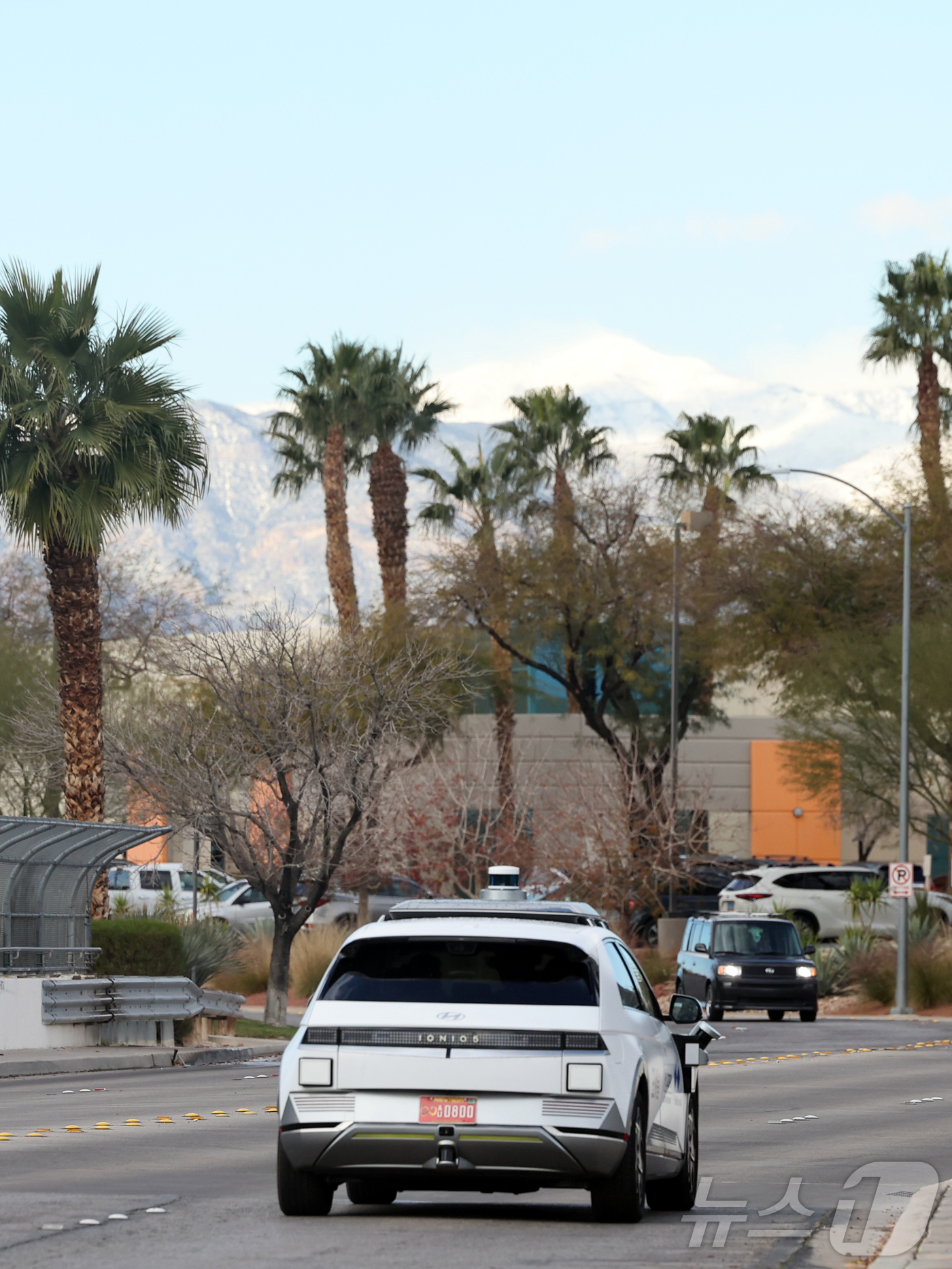 (라스베이거스=뉴스1) 황기선 기자 = 8일(현지시간) 미국 네바다주 라스베이거스 모셔널테크니컬센터 앞에서 현대차 그룹과 모셔널이 함께 개발한 아이오닉5 기반 '로보택시'가 시범주 …