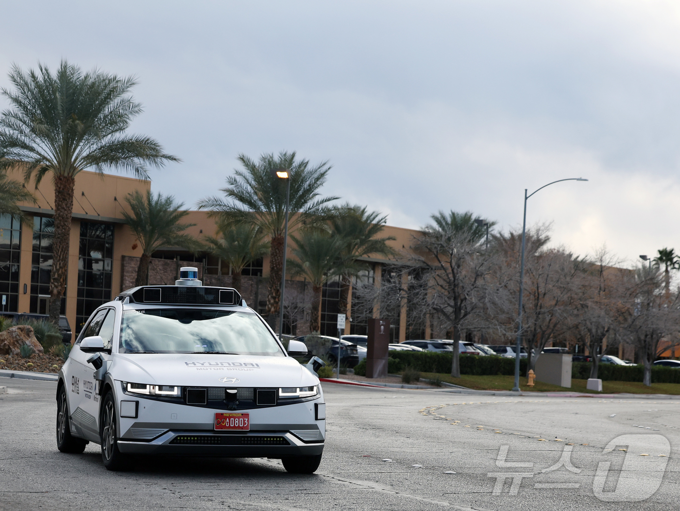 (라스베이거스=뉴스1) 황기선 기자 = 8일(현지시간) 미국 네바다주 라스베이거스 모셔널테크니컬센터 앞에서 현대차 그룹과 모셔널이 함께 개발한 아이오닉5 기반 '로보택시'가 시범주 …