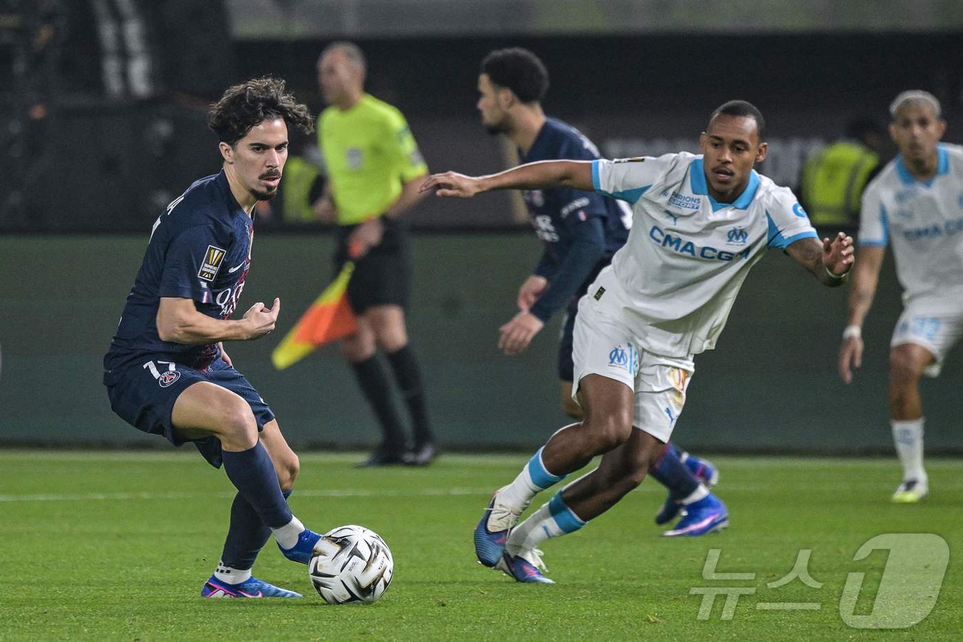 본문 이미지 - PSG 비티냐(왼쪽)는 8일(한국시간) 쿠웨이트에서 열린 마르세유와 트로페 데 샹피옹에서 두 골에 관여하며 인상적인 활약을 펼쳤다. ⓒ AFP=뉴스1